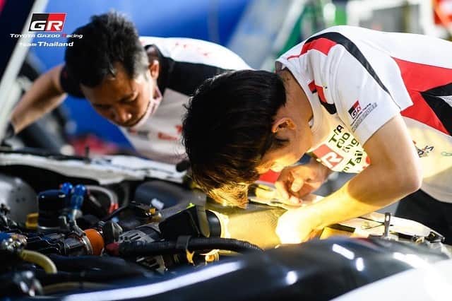 Toyota team thailandさんのインスタグラム写真 - (Toyota team thailandInstagram)「🤜🏼TEAM WORK🤛🏼 ความสำเร็จอันยิ่งใหญ่ มาจากหัวใจที่พร้อมจะสู้ไปด้วยกัน อุปสรรคว่าไม่ใช่เรื่องน่ากลัวแต่เป็นบทพิสูจน์ความเป็นน้ำหนึงใจเดียวกัน We are TOYOTA Gazoo Racing team Thailand!!! 🇹🇭🇹🇭 สู้ๆ ไทยแลนด์ 🇹🇭🇹🇭   #อยากเห็นคนไทยหัวใจมอเตอร์สปอร์ต #TeamWork #ThaiTeam #TOYOTAGazooRacingteamThailand #CheerThai #ThaiPride #ไม่เชียร์ไทยแล้วจะเชียร์ใคร #แข่งรถ #นักแข่ง #ทีมคนไทย #Car #RaceCar #LexusRCF #TOYOTA86 #SuperCar #CHR #Supra #Corolla #Vios #GR #TGR #GazooRacing」12月20日 0時48分 - toyotagazooracingteamthailand