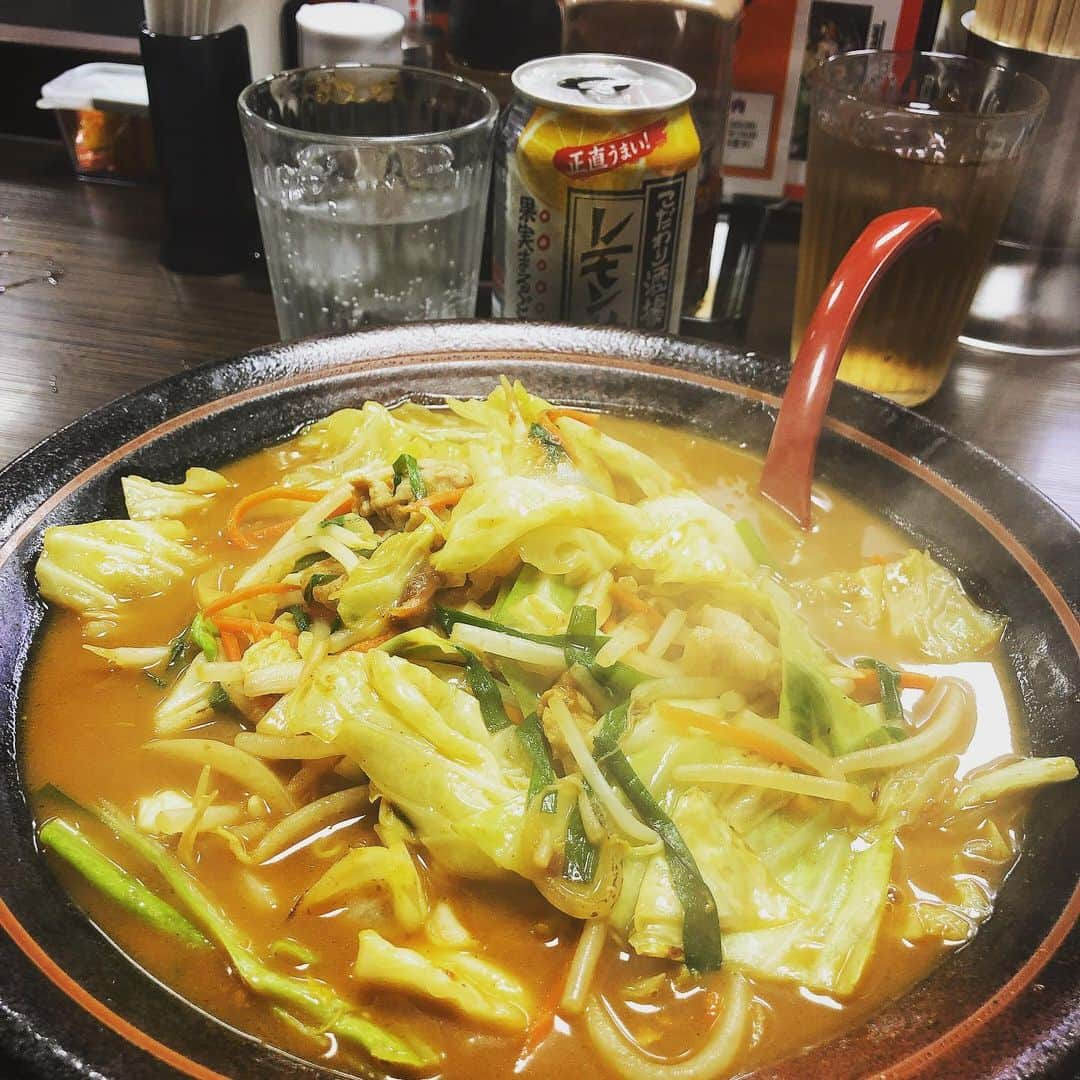 吉岡麻由子のインスタグラム：「先週？かな？﻿ 仕事のあと﻿ 寒くて腹ペコで﻿ 思わずラーメン屋へ。﻿ ﻿ #ラーメン仙花﻿ #カレータンメン﻿ #野菜たっぷり﻿ #美味しかったなぁ﻿ ﻿ 他にもメニュー豊富。﻿ 様々なラーメンやタンメン…﻿ 中華のおかずたち…﻿ またいつかいこーっと。﻿ ﻿ ﻿ やばい。﻿ 寝ようとしているのに…﻿ …麺 食べたくなってきたぁぁぁ﻿ ﻿ #我慢。﻿ ﻿」