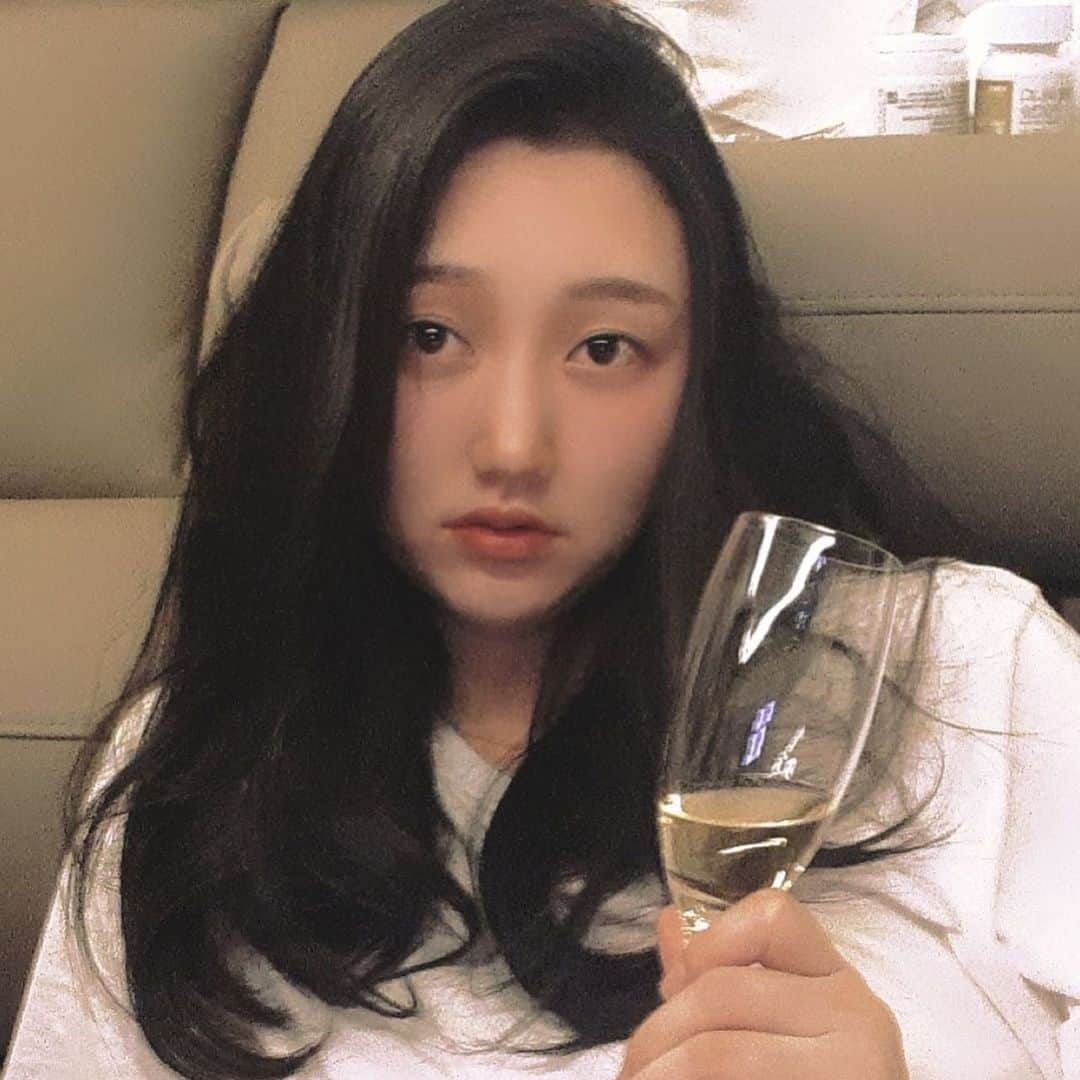 ウンジさんのインスタグラム写真 - (ウンジInstagram)「나는야 술꾼🍾 단유2일차_ㅋㅋㅋ 언제나 내 기분 맞춰주는 그대가 최고❤️  #육아맘 #단유맘 #생후6개월 #술꾼이되는그날까지 #지금은알쓰 #신박한하우스 @boydult 고맙네신서방ㅋㅋㅋㅋ」12月20日 0時50分 - eunvely_park