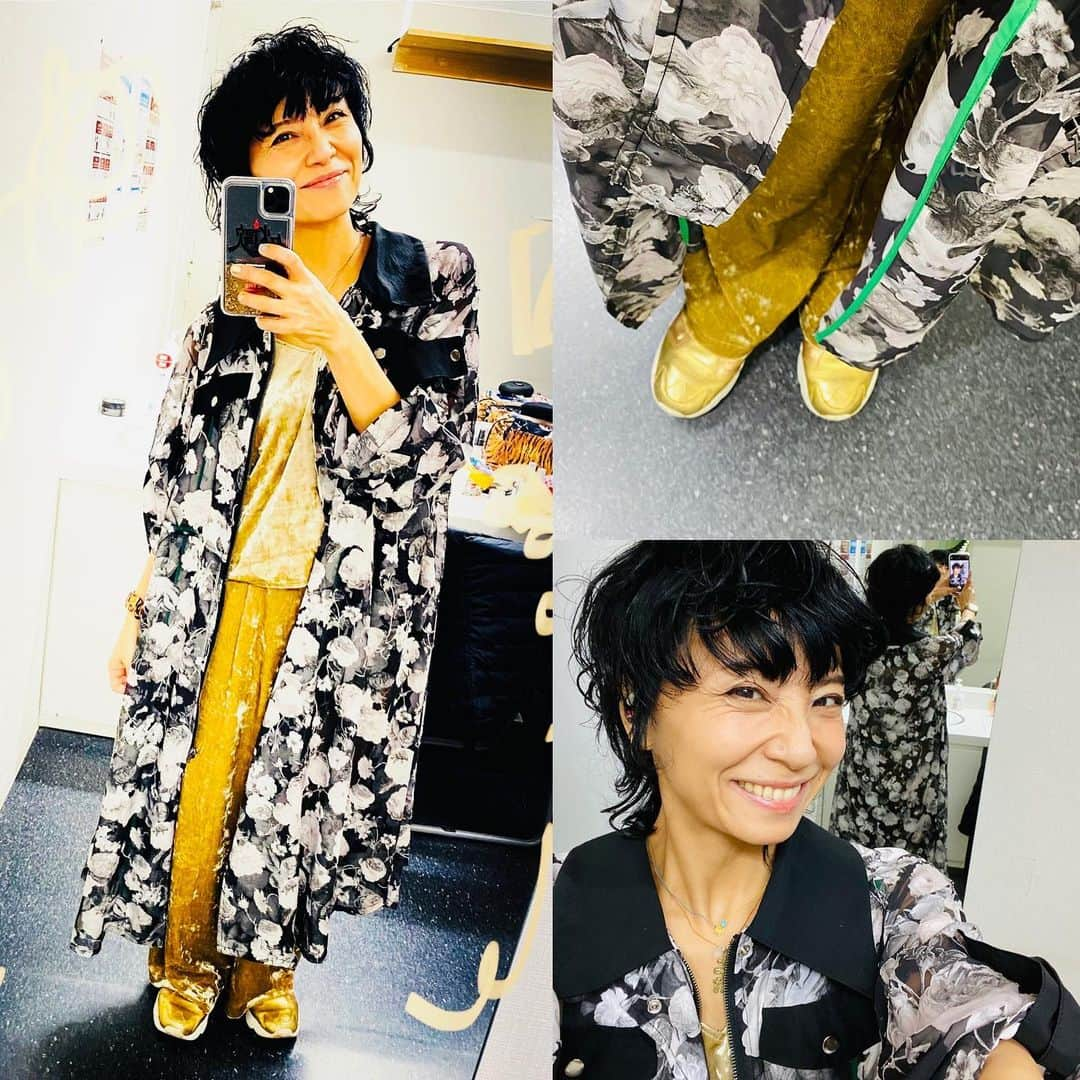 奥井亜紀のインスタグラム：「冬灯歌ツアー #名古屋ハートランド  衣装はね バンドライブと色違いの黒の薔薇柄。 内側のパイピングが緑でこの配色たまりませんの。。。さすが#trincaunplusun   のこりはみんなGOLDにしてみた。 クリスマス感あったかしら？  指輪は初めてつけたけど、ずっと仲良しだったきもち。#ruka #rukajewellry」