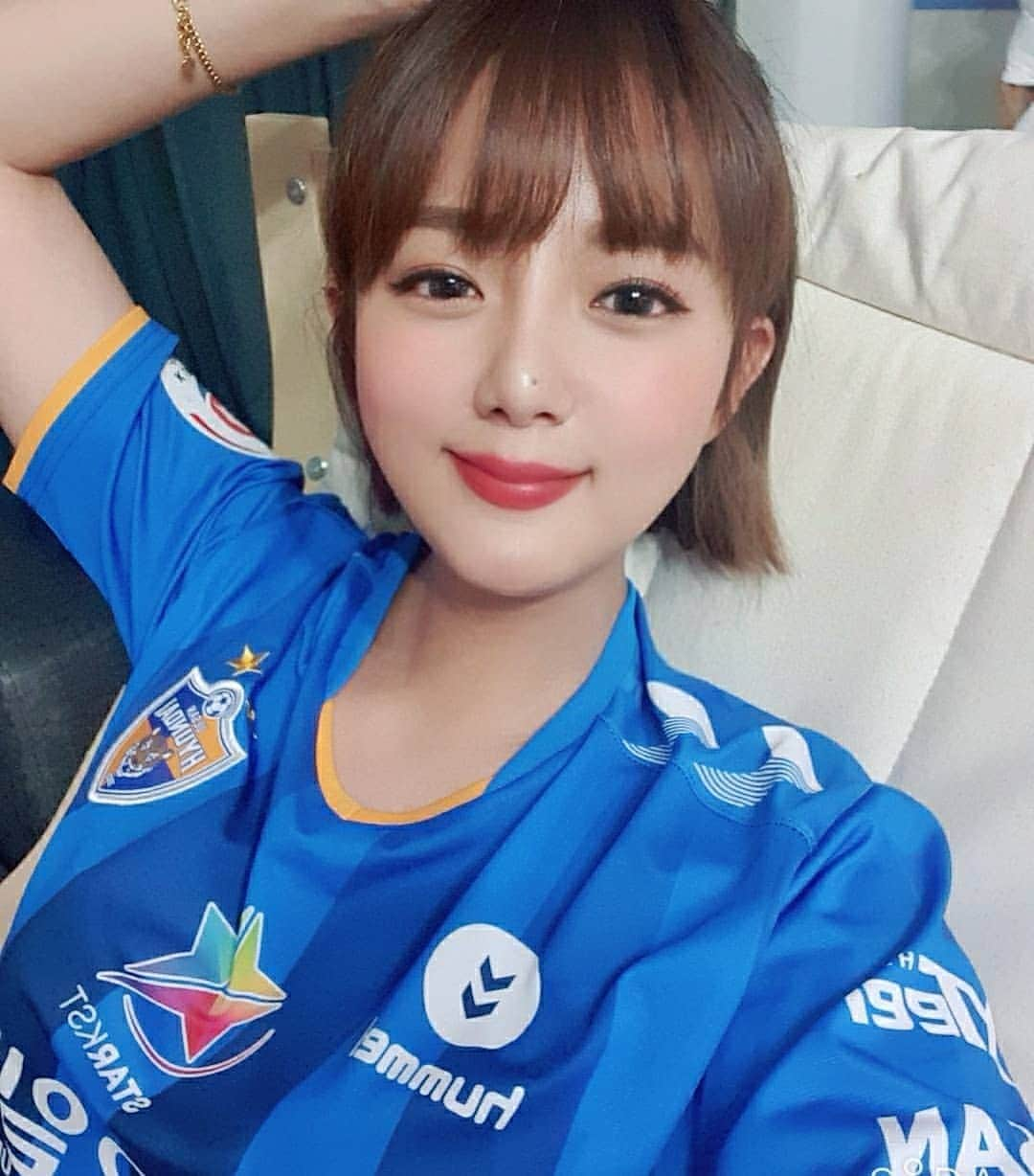 カン・ウンビのインスタグラム：「오늘은 울산이 아시아 짱먹음 ♡  세상 신나는 날 🥰 #강은비 #울산현대 #afc챔피언스리그」