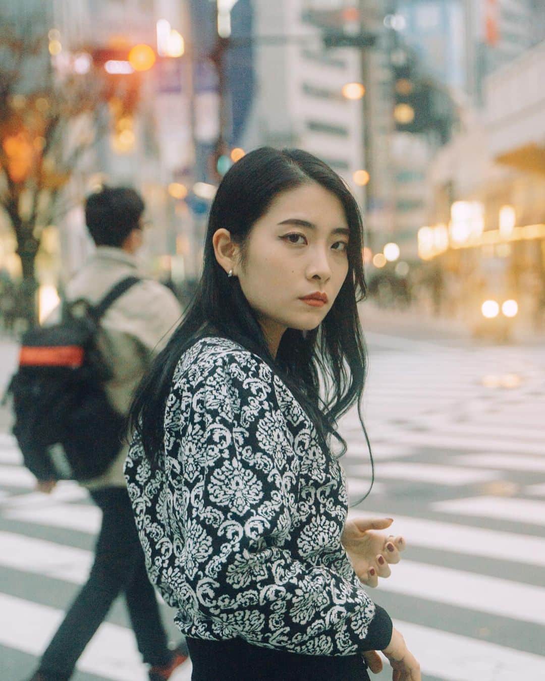 のインスタグラム：「みなさーん！お久しぶりです🤍  寒い日々が続いておりますが、いかがお過ごしでしょうか！  私は相変わらず毎日楽しく過ごさせて頂いております！😉✌️ 寒すぎて駅から家までマスク2枚使いを欠かさずしているほど凍えておりますが、😂😂  そんな気温もぐんと下がった12月、、 もう半月が終わりましたね。。私は年の締めくくりとしてコロナに気をつけながらではありますが、たまには会いたい人と直接会って深く話をするようになりました。🌱  "今年はこうだった、昔はこんな事もあったな、来年はこうなりたい。今後こんな人になりたい。"夢や希望を言葉にしたりと様々な価値観の人から刺激を貰ったり、過去を思い出しては笑い合いながら時間に浸ったり。 2021年を楽しみにしながら日々を過ごしています！  みなさんはどうお過ごしでしょうか！🌱  忘年会などができないご時世だからこそ、ふとした時にでもお話をしては自ら様々なことに対して見返したり考えたり学ぶ時間を作ってみてはいかがでしょうか😌  というわけで、2020年も悔いなく締めくくって終えられるよう最後まで全力で！楽しみながら共に頑張っていきましょ〜！❤️  そして、こちらは@naoyuki.4 さんがお声掛けをしてくだり被写体モデルとして撮って頂きました！！👏  モデルというとサロモですらした事のない私にとっては新鮮でとても楽しかったです！！またできたらいいなぁ🤔💞💞  なおゆきさん、ありがとうございました〜！！  まだまだ次もショット載せていくので、是非よかったら見てください🤍」