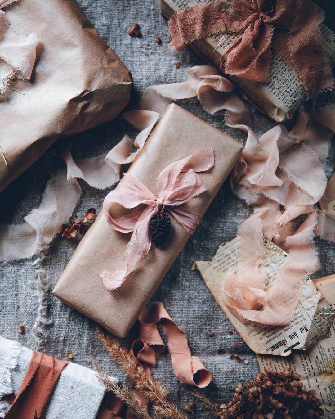 Linda Lomelinoのインスタグラム：「I’m sharing some gift wrapping ideas on the blog and youtube today! ✨ Which style is your favorite? I love mixing styles so all of them are my favorites 😅 Swipe to see some photos and for another preview of the video. The post is up on callmecupcake.se, links in my profile 🖤」