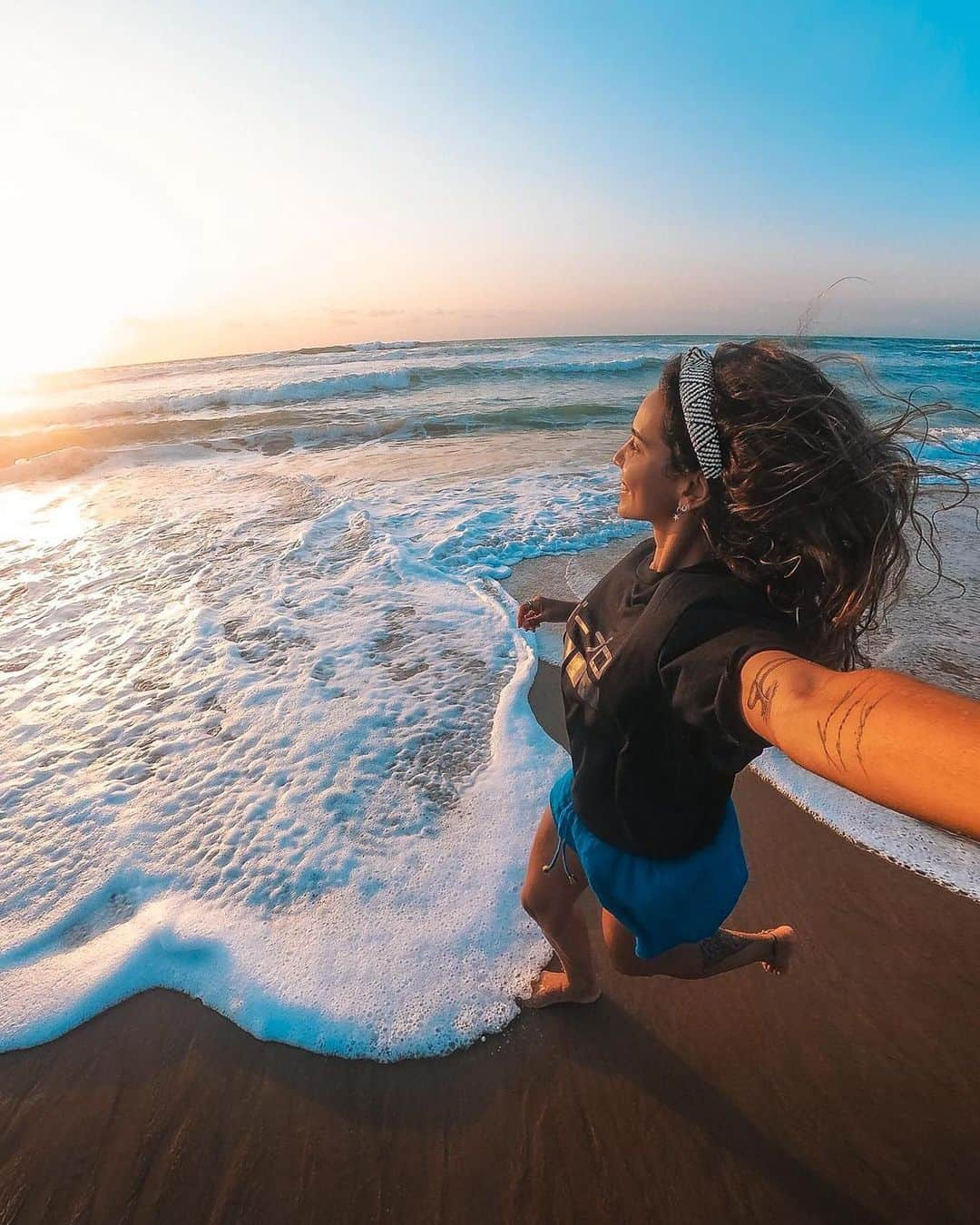 goproさんのインスタグラム写真 - (goproInstagram)「Photo of the Day: Brazilian beach runs with #GoProFamily member @fepaterlini + our Tokyo Nights T-Shirt 👕 ⠀⠀⠀⠀⠀⠀⠀⠀⠀ Still looking for last-minute gifts? Shop the entire Lifestyle Gear lineup through the link in our bio 👚 🎒 ⠀⠀⠀⠀⠀⠀⠀⠀⠀ @GoProBR #GoProBR #GoPro #Sunset #Selfie」12月20日 1時02分 - gopro