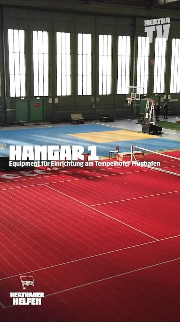 ヘルタ・ベルリンのインスタグラム：「#Herthanerhelfen: Runde 3️⃣! Wir besuchten den Hangar 1 am Flughafen Tempelhof, einen Ort der Begegnung für Sportbegeisterte. Zusammen mit @hwp.handwerkspartner.ag haben wir ein paar Geschenke vorbeigebracht. 🎅🎁  . . #HaHoHe #herthabsc」