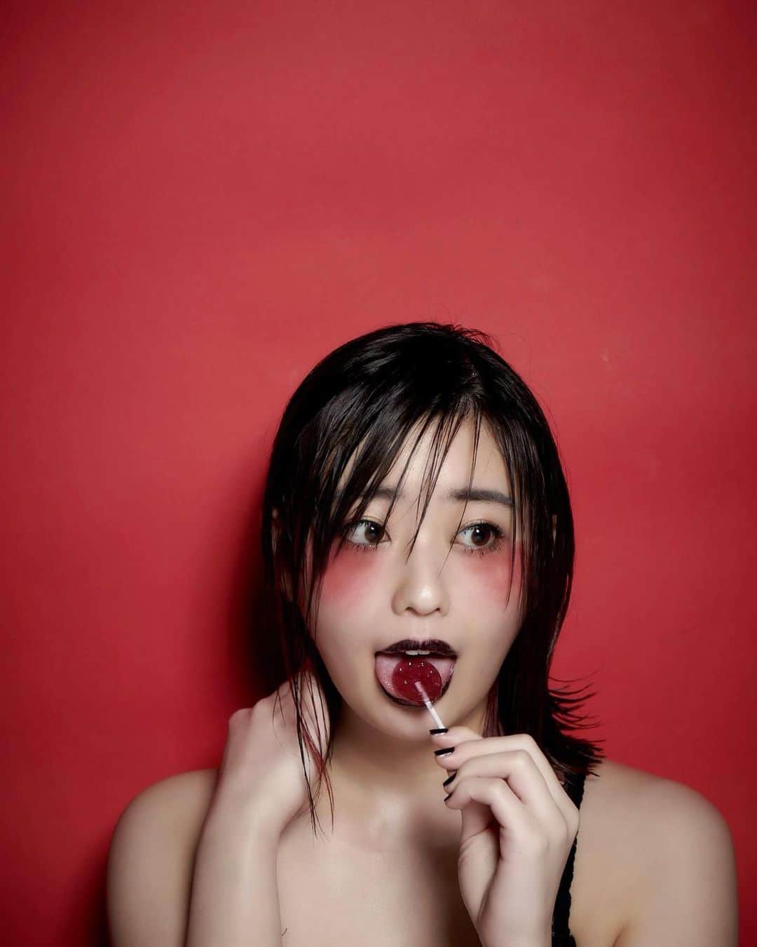 のインスタグラム：「shooting📸🖤❤️🖤  photographer📸 @surfyama   hairmake💄 @kyoko.oowada   #photoshoot #photographer #camera」