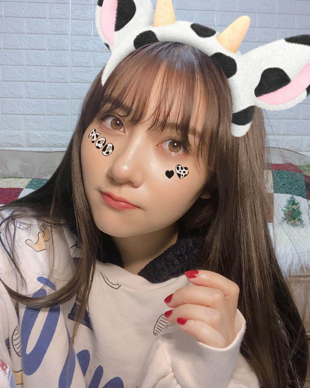川添りなさんのインスタグラム写真 - (川添りなInstagram)「来年丑年かぁ、🐮あっという間〜！ 奇跡的にフィルターと服がお牛だった🐄🍼  #写真 #snow #🐄 #🐄 #🐄 #丑年 #牛 #牛乳 #だいすき #メイク崩れかけ #許して #加工 #神です✨  #やっぱり #最高 #赤ネイル #instagram #instagood  #instapic #instalike  #🐮 #milk #filter」12月20日 0時58分 - zorina_522