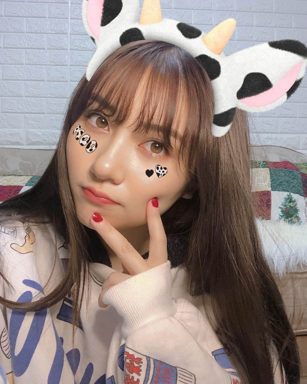 川添りなのインスタグラム：「来年丑年かぁ、🐮あっという間〜！ 奇跡的にフィルターと服がお牛だった🐄🍼  #写真 #snow #🐄 #🐄 #🐄 #丑年 #牛 #牛乳 #だいすき #メイク崩れかけ #許して #加工 #神です✨  #やっぱり #最高 #赤ネイル #instagram #instagood  #instapic #instalike  #🐮 #milk #filter」
