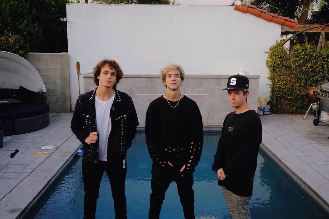 Jonahmaraisのインスタグラム：「happy holidays! hope you’re able to relax and enjoy. i think we’re all ready for 2021 🎄♥️」