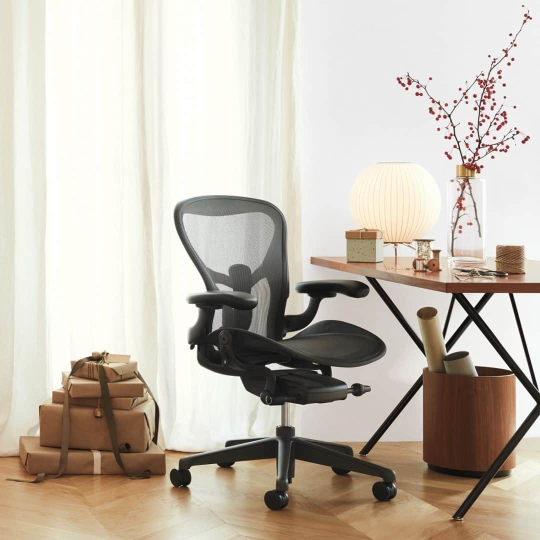 Herman Miller （ハーマンミラー）さんのインスタグラム写真 - (Herman Miller （ハーマンミラー）Instagram)「Stressing over last-minute holiday shopping? No judgment here. We're offering next-day shipping from Herman Miller stores to help you get state-of-the-art office chairs in time for the holidays. Plus, give yourself a free wellness gift with the purchase. Link in bio to find a store near you.」12月20日 1時00分 - hermanmiller