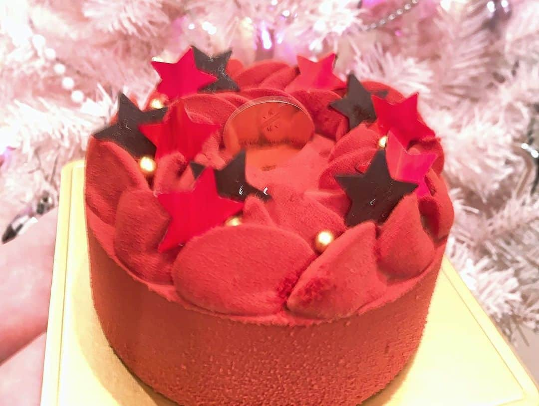 大槻ひびきさんのインスタグラム写真 - (大槻ひびきInstagram)「毎年恒例の クリスマスホームパーティー🎄 私はお仕事終わった後に遅れて参加😂 プレゼント交換会した！ ぽんちゃんからプレゼントもらったよ🎁 美味しいケーキも用意ありがとう💖 はたのが鍋とか準備してくれてありがたい🥺✨ るーちゃんもケンタッキー受け取りに行ってくれたー！ 来年もできたらいーな🥰 #クリスマス #クリパ #パーティー #party #christmasparty  #friends #happy #girls #present」12月20日 1時00分 - yanhibi0221