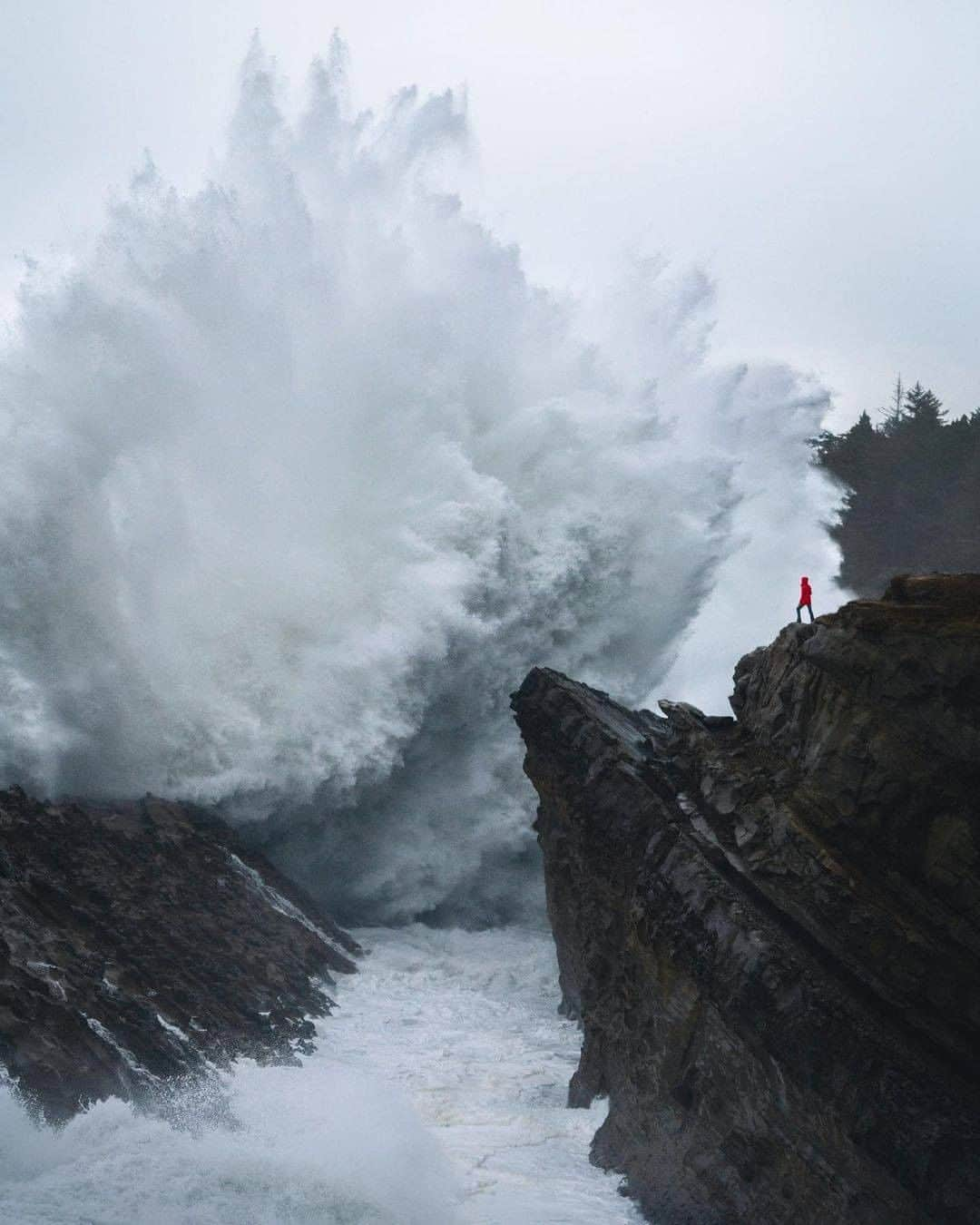 Discover Earthさんのインスタグラム写真 - (Discover EarthInstagram)「This picture is really impressive! Did you feel goosebumps watching it? "Witnessing the raw power of nature 🌊  Disclaimer: Never risk your own or others’ safety for a photo. The person in this shot is not in the path of the wave. It’s an optical illusion created by the focal length of the camera lens. Adventure photography can be daring and exciting, but you should always remember to put safety first!"  #discoverusa🇺🇸 with @jesseroos   . . . . .  #oregon  #portland  #pdx  #oregonexplored  #traveloregon  #pacificnorthwest  #pnwonderland  #bestoforegon  #upperleftusa  #portlandnw ​#portlandorego  #wave  #waves  #waterfoam  #seashore  #shore  #sand  #barrel  #ripples  #seascape  #surfphotography  #ocean  #swell  #bodyboard  #seaside」12月20日 1時00分 - discoverearth