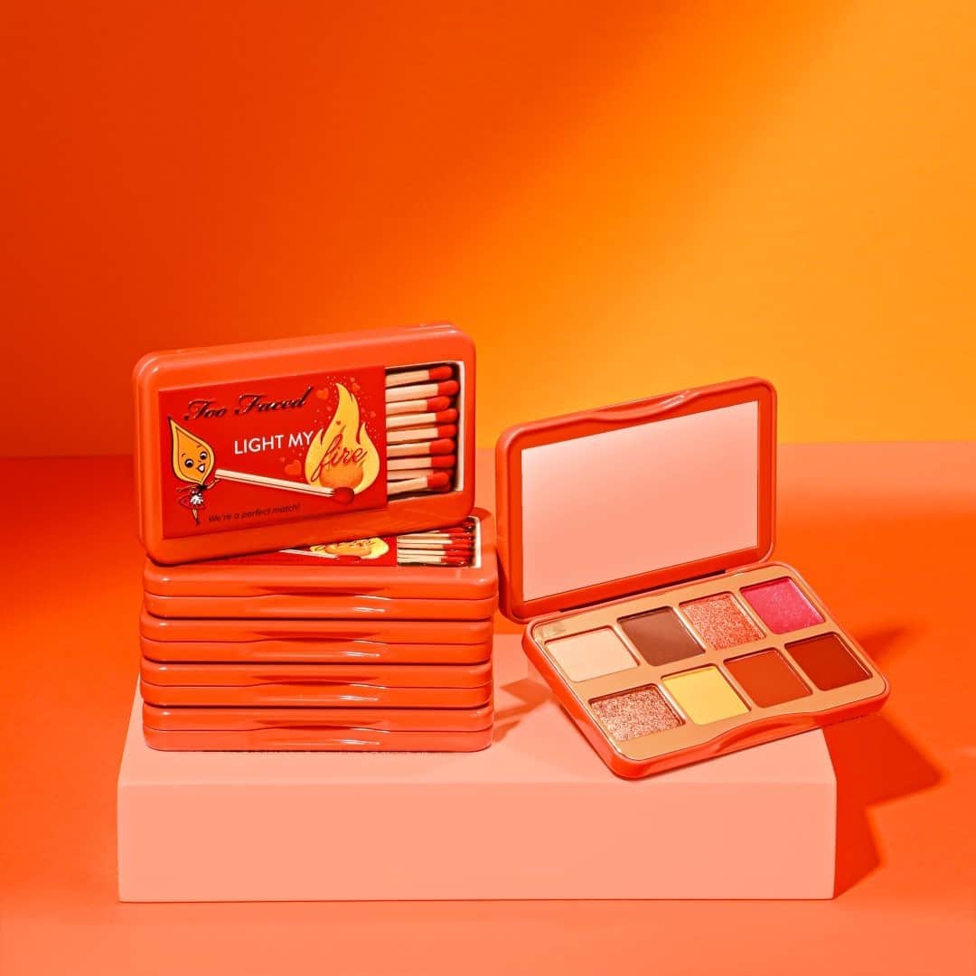 Too Facedのインスタグラム：「Craving something hot & spicy this weekend? 🔥 Play with the sexy, warm, and spicy shades in our Light My Fire Mini Eye Shadow Palette! #toofaced」