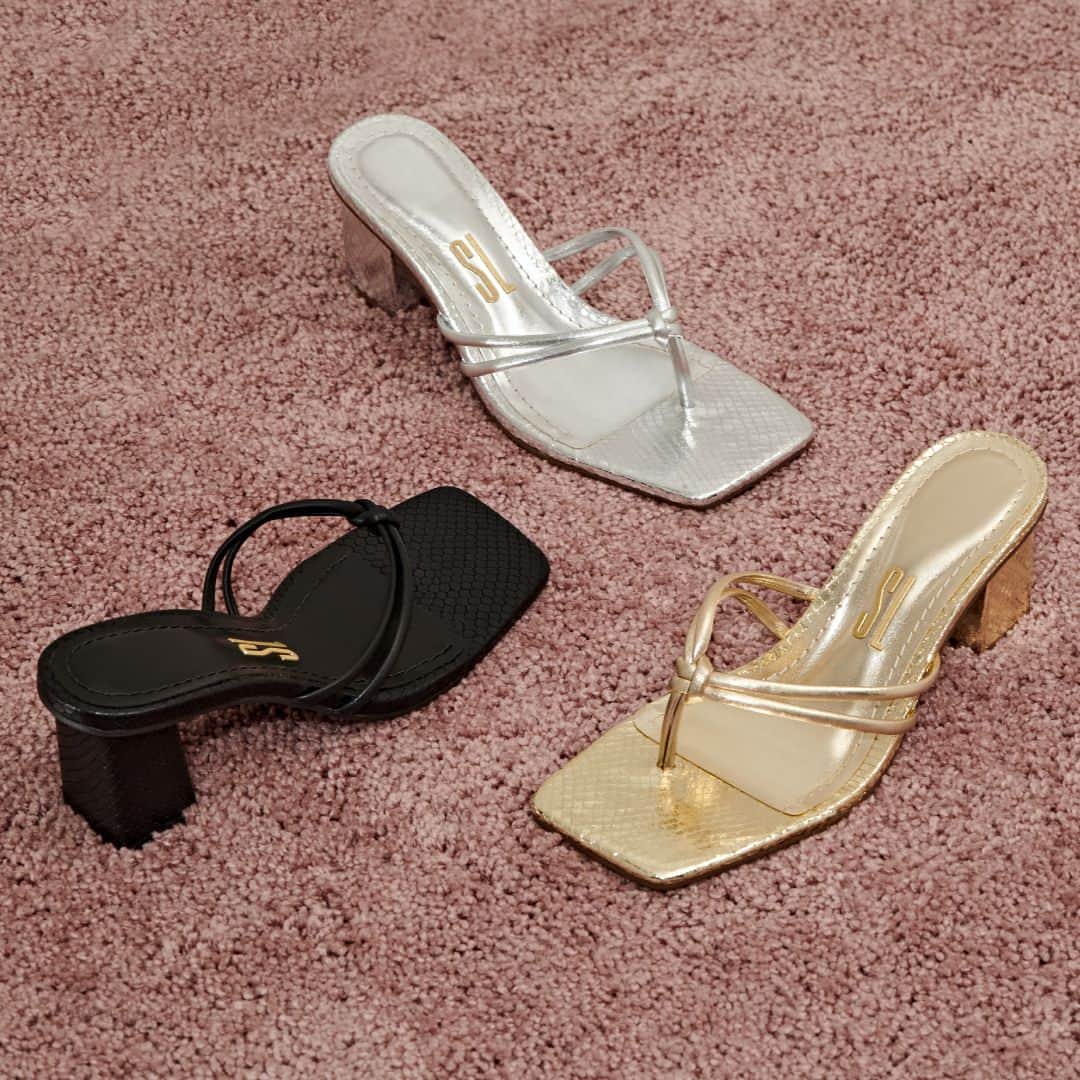 Santa Lollaのインスタグラム：「Uma paixão chamada Heeled Flip Flop ❤ Com shape quadrado e salto bloco, essa versão também acompanha a trend dos metalizados e segue em alta entre as fashionistas. Vale apostar! [ R$149,90 cada ] #santalollaverao21 #letsparty #shiny #heeledflipflops」