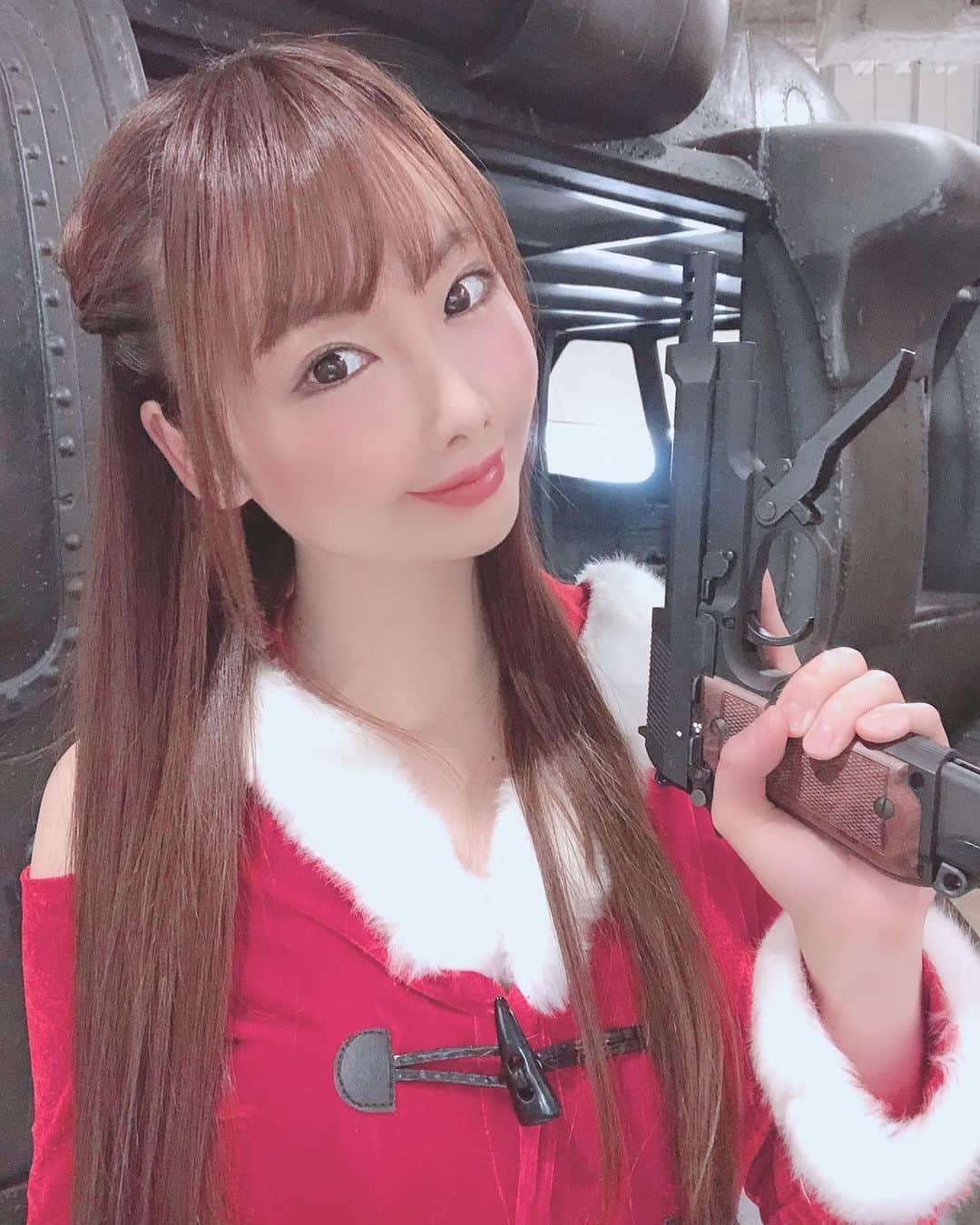 坂地久美さんのインスタグラム写真 - (坂地久美Instagram)「本日は、ブレイブポイント台場店さんにて  ❤️クリスマスサバゲーイベント❤️でした🔫🎄  すっごく楽しかったです❣️  ✨ブレイブポイント台場店さん✨  ✨来てくださった皆さん✨  ありがとうございました💜  明日は、  ブレイブポイント埼玉上福岡店さんにて  💖クリスマスサバゲーイベントです💖  明日も楽しみ🔫💞🎄  沢山〜のプレゼントを頂き本当にありがとうございました🎁  #サバゲー #サバゲー女子 #サバイバルゲーム #サバゲーイベント #ブレイブポイント #BravePoint #airsoft #airsoftgun #airsofter #airsoftjapan #airsoftgirl #airsoftgame #tacticute #gungirl #girlsandguns #sakachikumi #坂地久美」12月20日 1時06分 - sakachikumi