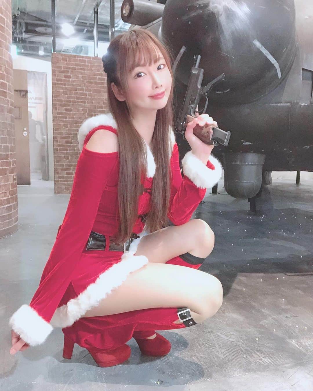 坂地久美さんのインスタグラム写真 - (坂地久美Instagram)「本日は、ブレイブポイント台場店さんにて  ❤️クリスマスサバゲーイベント❤️でした🔫🎄  すっごく楽しかったです❣️  ✨ブレイブポイント台場店さん✨  ✨来てくださった皆さん✨  ありがとうございました💜  明日は、  ブレイブポイント埼玉上福岡店さんにて  💖クリスマスサバゲーイベントです💖  明日も楽しみ🔫💞🎄  沢山〜のプレゼントを頂き本当にありがとうございました🎁  #サバゲー #サバゲー女子 #サバイバルゲーム #サバゲーイベント #ブレイブポイント #BravePoint #airsoft #airsoftgun #airsofter #airsoftjapan #airsoftgirl #airsoftgame #tacticute #gungirl #girlsandguns #sakachikumi #坂地久美」12月20日 1時06分 - sakachikumi