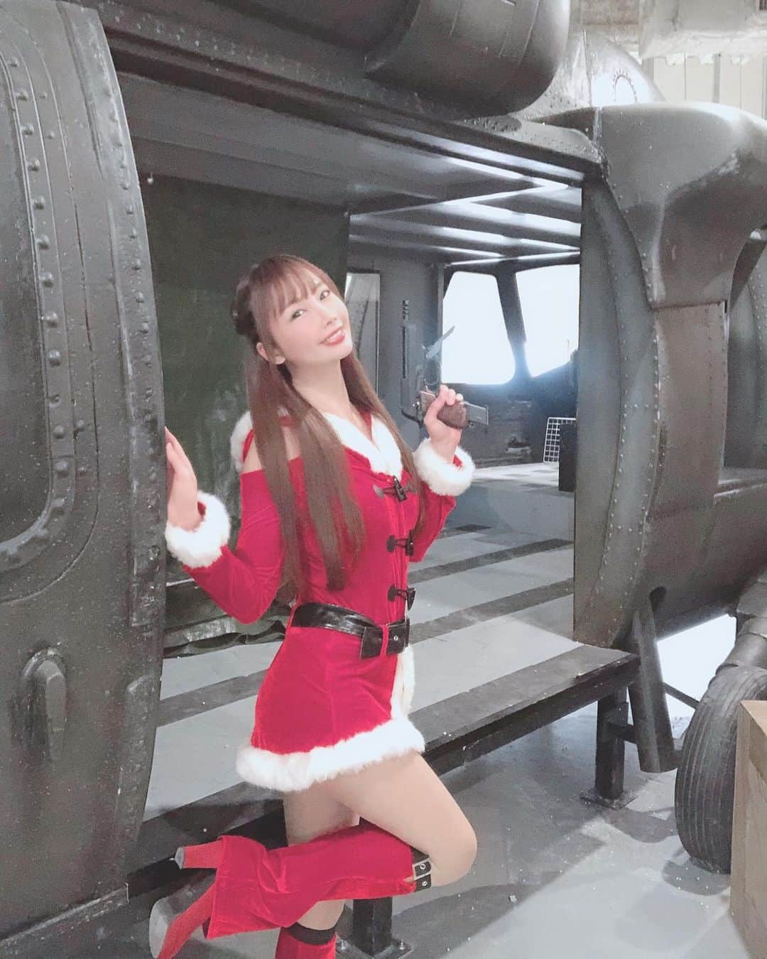 坂地久美さんのインスタグラム写真 - (坂地久美Instagram)「本日は、ブレイブポイント台場店さんにて  ❤️クリスマスサバゲーイベント❤️でした🔫🎄  すっごく楽しかったです❣️  ✨ブレイブポイント台場店さん✨  ✨来てくださった皆さん✨  ありがとうございました💜  明日は、  ブレイブポイント埼玉上福岡店さんにて  💖クリスマスサバゲーイベントです💖  明日も楽しみ🔫💞🎄  沢山〜のプレゼントを頂き本当にありがとうございました🎁  #サバゲー #サバゲー女子 #サバイバルゲーム #サバゲーイベント #ブレイブポイント #BravePoint #airsoft #airsoftgun #airsofter #airsoftjapan #airsoftgirl #airsoftgame #tacticute #gungirl #girlsandguns #sakachikumi #坂地久美」12月20日 1時06分 - sakachikumi