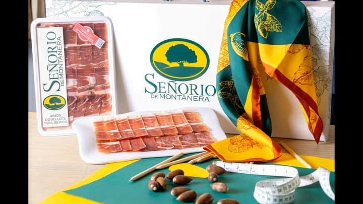のインスタグラム：「Pañuelo en twill de seda diseñado para @senoriodemontanera El regalo perfecto para Navidad.」