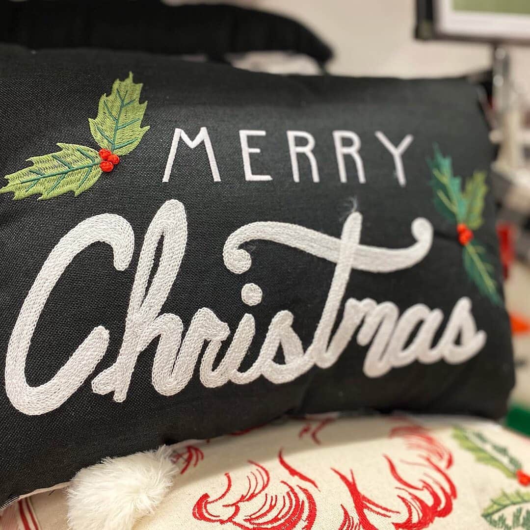 ロック&リパブリックのインスタグラム：「How many Christmas throw pillows is too many? Asking for a friend. 🎄😁 Tap to shop holiday decor. #regram @smith.cathye #Kohls」