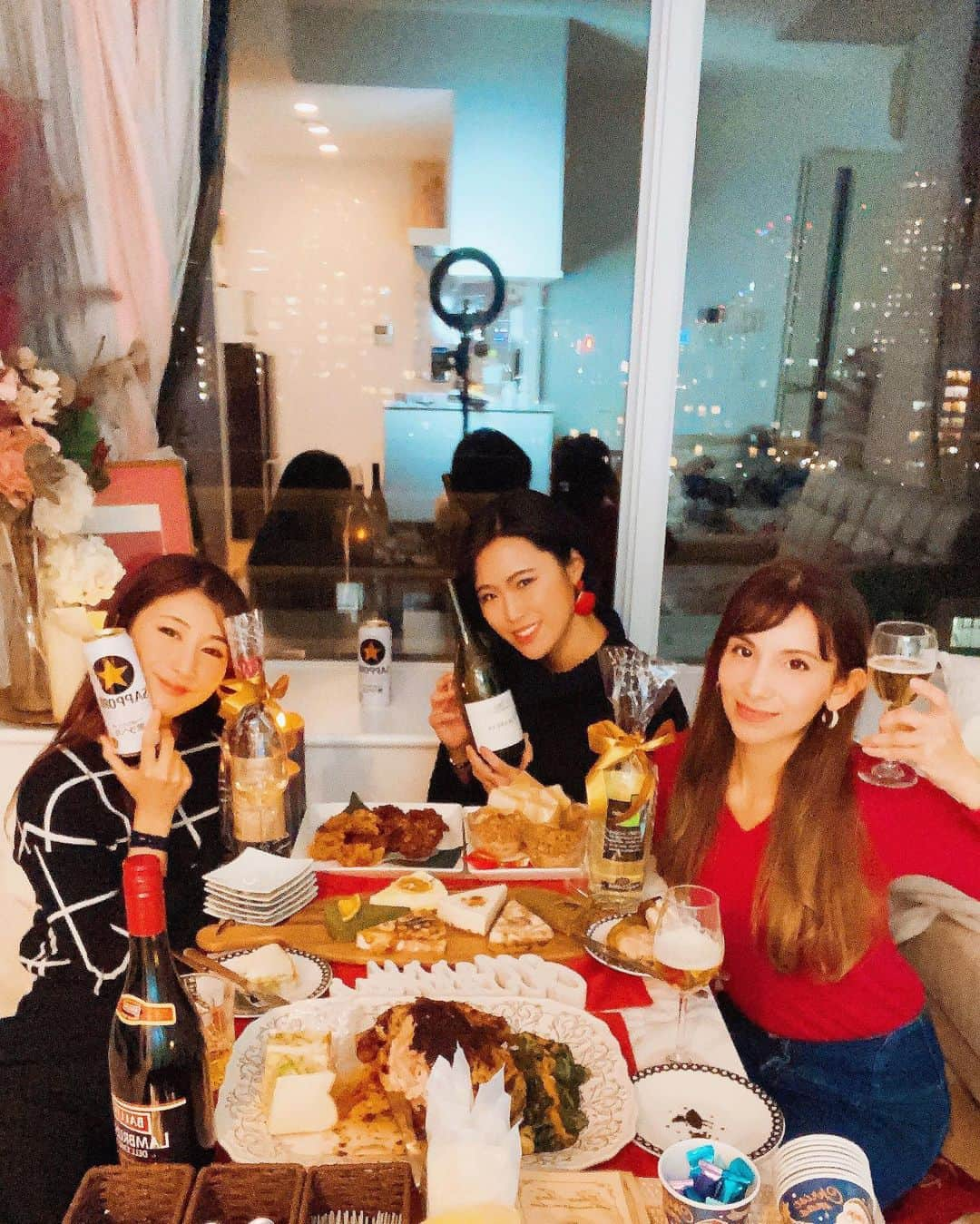 中村江莉香さんのインスタグラム写真 - (中村江莉香Instagram)「#ホムパ #erica_cook 🎅🎁🍷 楽しい季節🎄今年はしっぽりひっそり#お家会 #東京タラレバ娘 #グループライン 🥂笑 #ローストチキン やサンドウィッチなど...そしてケーキは🍰気になってた#新宿チーズケーキ を💓✨💓✨ #東京チーズケーキ ...見た目でタイプだったけど味も美味しい🥺間違いない美味しさでした🤶🎉🧀  お酒を🍷🥂たくさん持って遊びに来てくれた @sylvia_k_scherer @ikumiracle193ikumiracle 🥂🍷一年以上振りの乾杯に🍻普通に感動するわ🥲 幸せです。この幸せを守りたいと誓った。笑 深い話でした。空き瓶の数ww  #飲兵衛会 #ワイン会 #一年以上ぶり #集まった #らぶ #女の子って楽しい #酒豪 #類友 #類友の法則 #アラサー女子 #30代女子 #楽しい会 #クリスマスパーティー #クリパ #ホームパーティー #クリスマスメニュー #おうちごはん #ウーミーPR #お家ご飯 #クッキング #クリスマス2020 #忘年会 @tokyonamery」12月20日 1時07分 - erica_nakamura