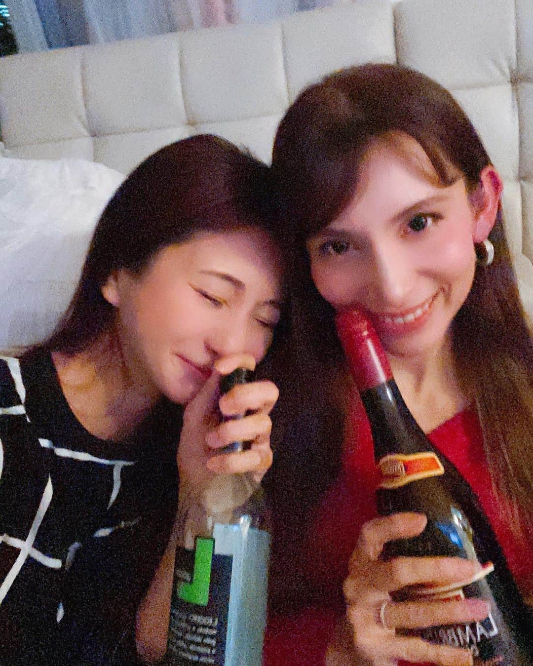 中村江莉香さんのインスタグラム写真 - (中村江莉香Instagram)「#ホムパ #erica_cook 🎅🎁🍷 楽しい季節🎄今年はしっぽりひっそり#お家会 #東京タラレバ娘 #グループライン 🥂笑 #ローストチキン やサンドウィッチなど...そしてケーキは🍰気になってた#新宿チーズケーキ を💓✨💓✨ #東京チーズケーキ ...見た目でタイプだったけど味も美味しい🥺間違いない美味しさでした🤶🎉🧀  お酒を🍷🥂たくさん持って遊びに来てくれた @sylvia_k_scherer @ikumiracle193ikumiracle 🥂🍷一年以上振りの乾杯に🍻普通に感動するわ🥲 幸せです。この幸せを守りたいと誓った。笑 深い話でした。空き瓶の数ww  #飲兵衛会 #ワイン会 #一年以上ぶり #集まった #らぶ #女の子って楽しい #酒豪 #類友 #類友の法則 #アラサー女子 #30代女子 #楽しい会 #クリスマスパーティー #クリパ #ホームパーティー #クリスマスメニュー #おうちごはん #ウーミーPR #お家ご飯 #クッキング #クリスマス2020 #忘年会 @tokyonamery」12月20日 1時07分 - erica_nakamura