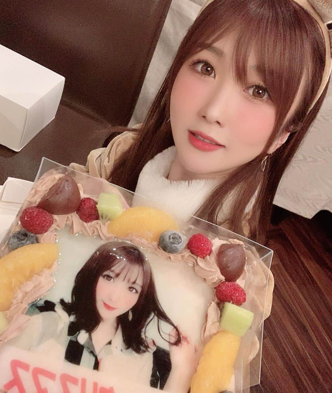 大槻ひびきさんのインスタグラム写真 - (大槻ひびきInstagram)「大槻ひびきクリスマスオフ会🎄 会いにきてくれた皆さん ありがとうございました🥳 プレゼントもたくさん💖 嬉しいよう😆  検温/握手など接触無し/マスク着用 ご協力ありがとうございました🥺 みんなとクリパできて 楽しかったー！！🥳✨ ありがとう💖 #thankyou」12月20日 1時13分 - yanhibi0221