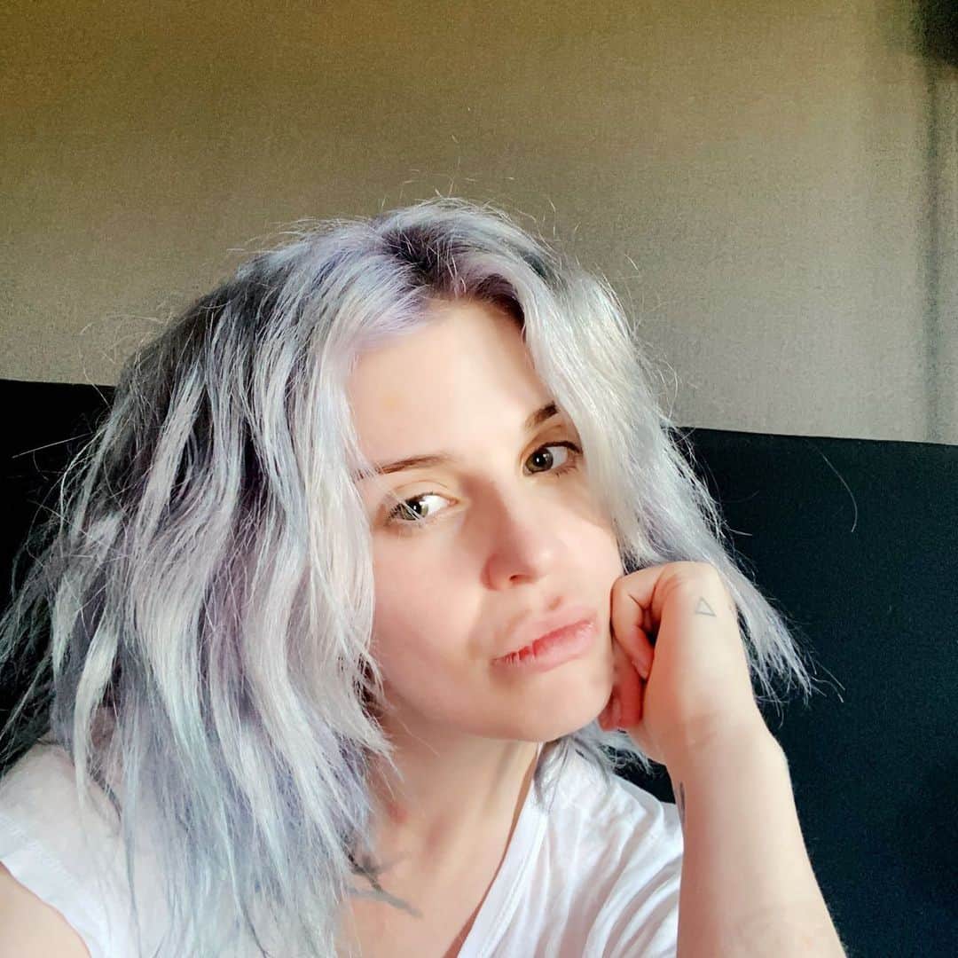 ケリー・オズボーンのインスタグラム：「1 more day of quarantine!!! If I get out here on Sunday with a negative test it will go to show just how insane covid is. It’s the second time I have breathed the same air, drank the same drink as some one with covid and I still did not get it.  I’m so so so so grateful for mine and my dads health!!!! I hope you are all staying safe and healthy!!!! Love you guys so so so so much 💜💜💜💜」