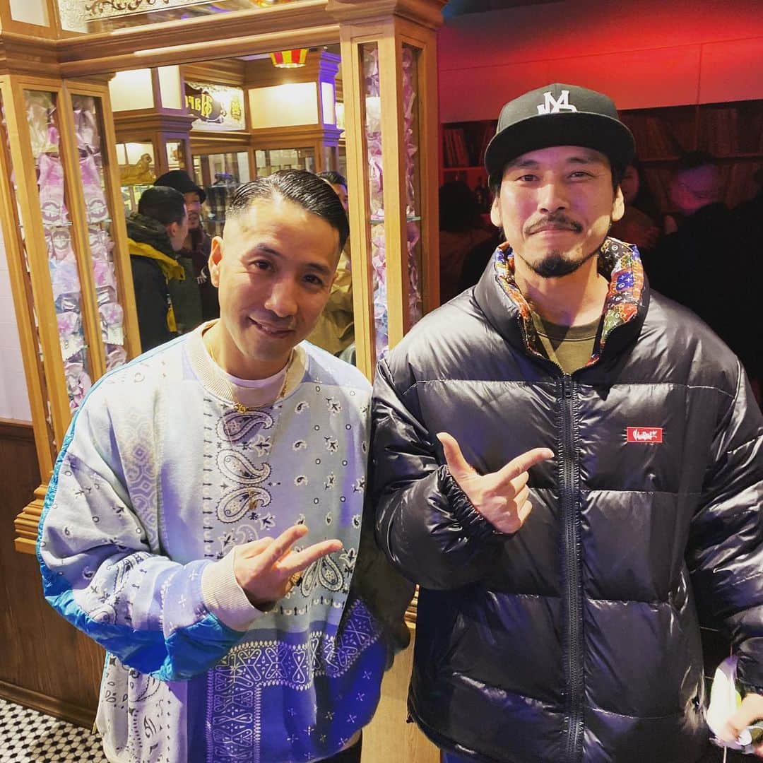 RYO the SKYWALKERのインスタグラム：「RYUZO @ryuzorrated が中崎町にオープンしたレコードBAR「BLOODY ANGLE OSAKAA TONG」におじゃましてきました！  バーバーショップ「MR.BROTHERS CUT CLUB」さんの店内にある謎の隠し扉を開けるとBARが出現！やべーー💥  まだまだいろいろ企んでるみたいで楽しみです🙌 big up RYUZO !!!!」
