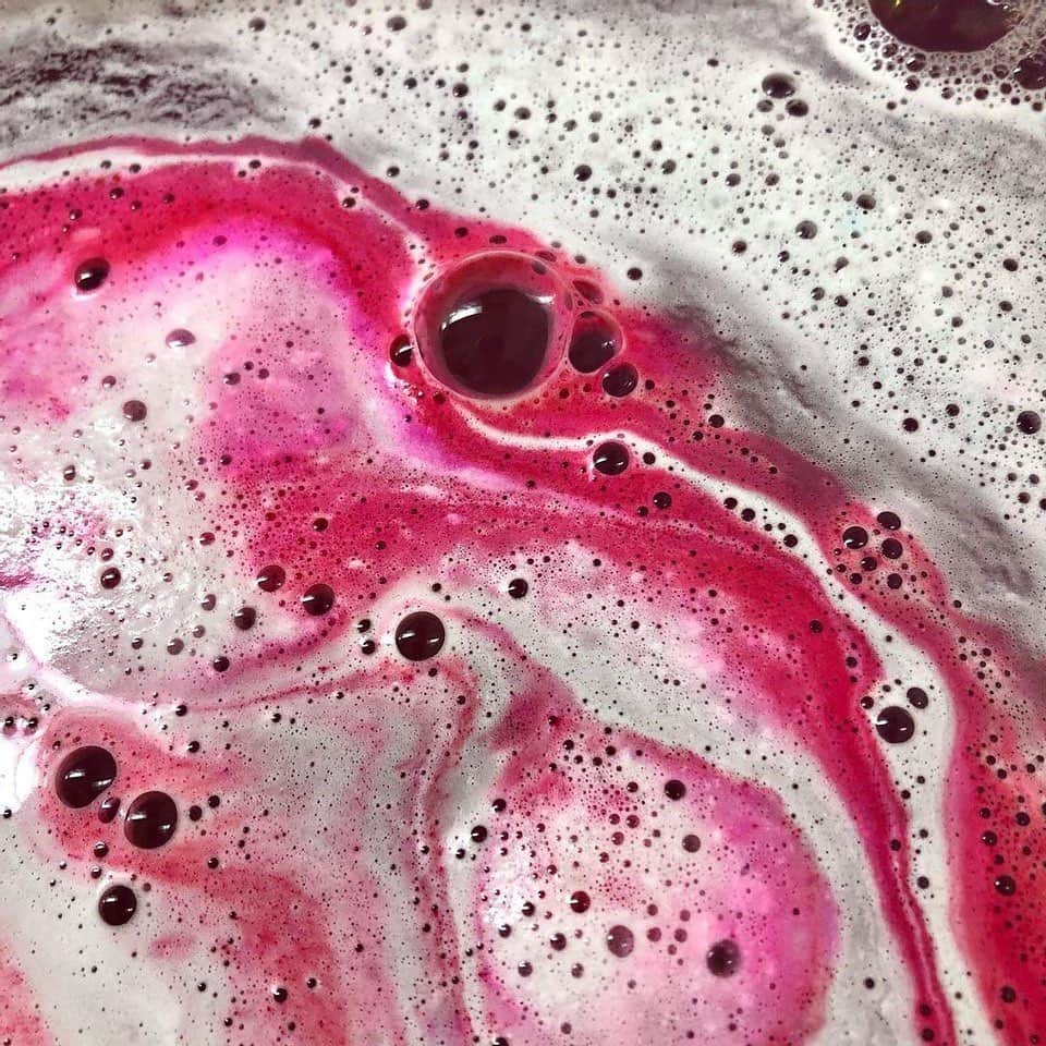 LUSH Cosmeticsさんのインスタグラム写真 - (LUSH CosmeticsInstagram)「A little quiz to get your Saturday morning started 😏⁠ ⁠ Lushies, can you name all three of these holiday bath bombs? Check back tomorrow to see if you got 'em all right!⁠ ⁠ Beautiful bath art courtesy of @yosoylabea @ilike__lush @mustlovebaths 🛁⁠ ⁠ P.S. Stuck for a gift this holiday season? Why not grab a Lush e-gift card? More info in our link in bio!⁠ ⁠ #lushchristmas2020 #gift #handmade #giftideas #holidayshopping #crueltyfree #ecofriendly #bathart #bathbomb #bubblebath #metime」12月20日 1時38分 - lushcosmetics
