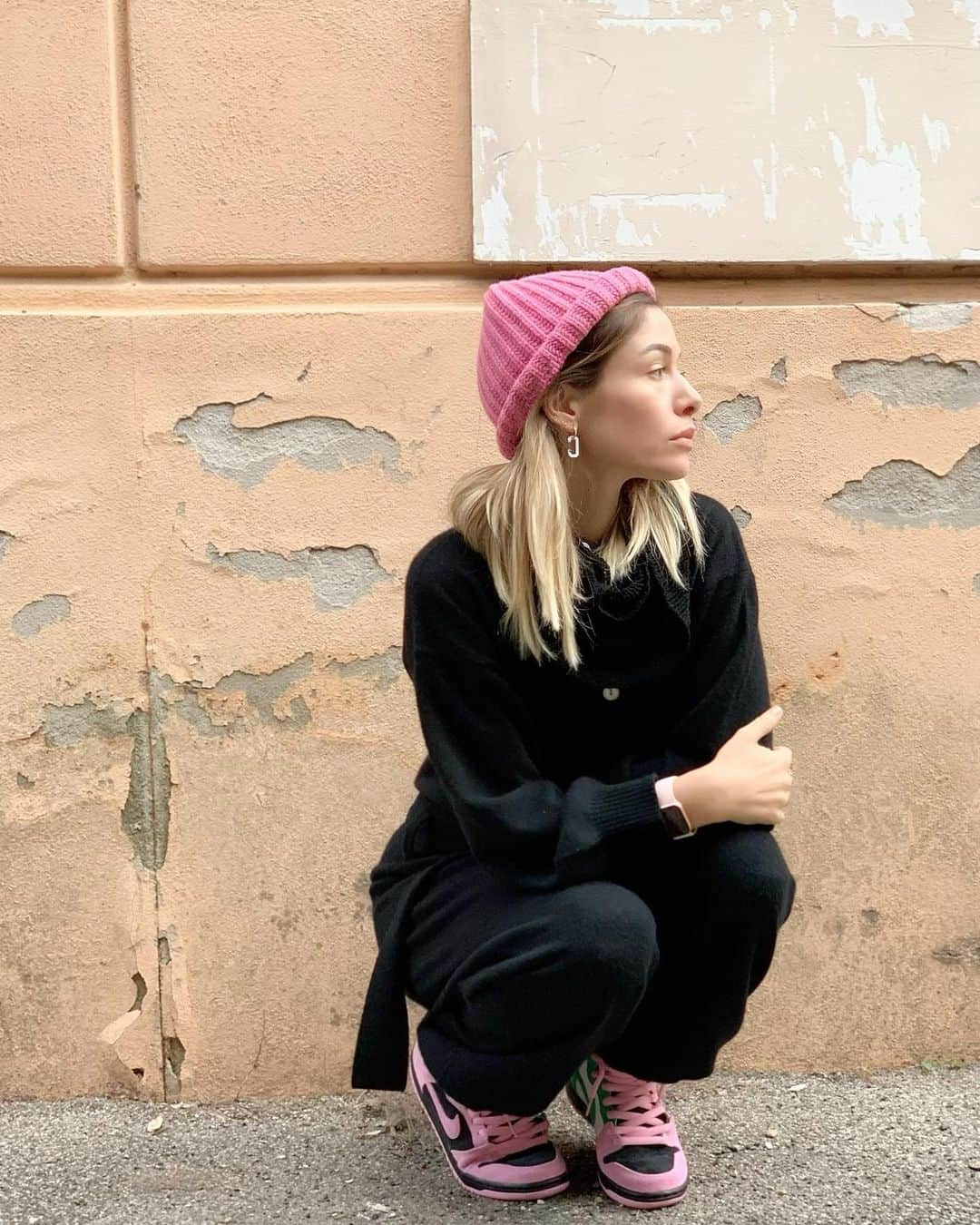 サラ・フェルバーバウムさんのインスタグラム写真 - (サラ・フェルバーバウムInstagram)「Pink&Black . . . . 📸 @giorgiasant  #undiciventi #hats #babyitscoldoutside」12月20日 1時31分 - sarahfelberbaum