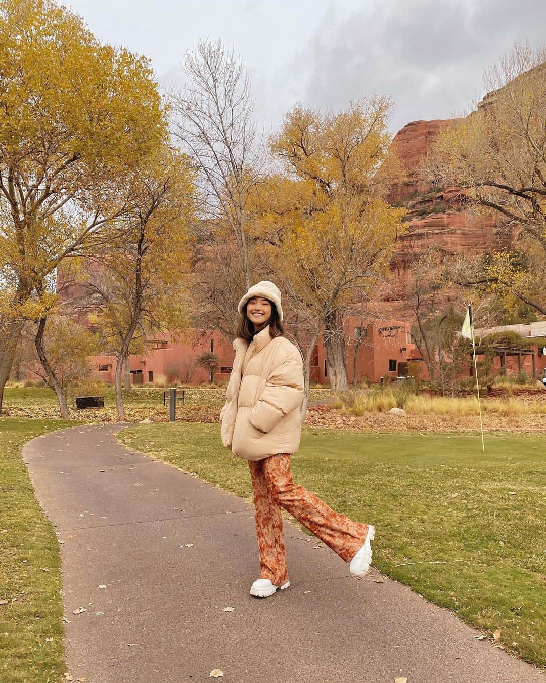 Jenn Imさんのインスタグラム写真 - (Jenn ImInstagram)「Bundled up in Sedona. 🥰 Still feeling recharged after this trip. I think I may believe in the efficacy of vortexes now. 😂」12月20日 1時35分 - imjennim