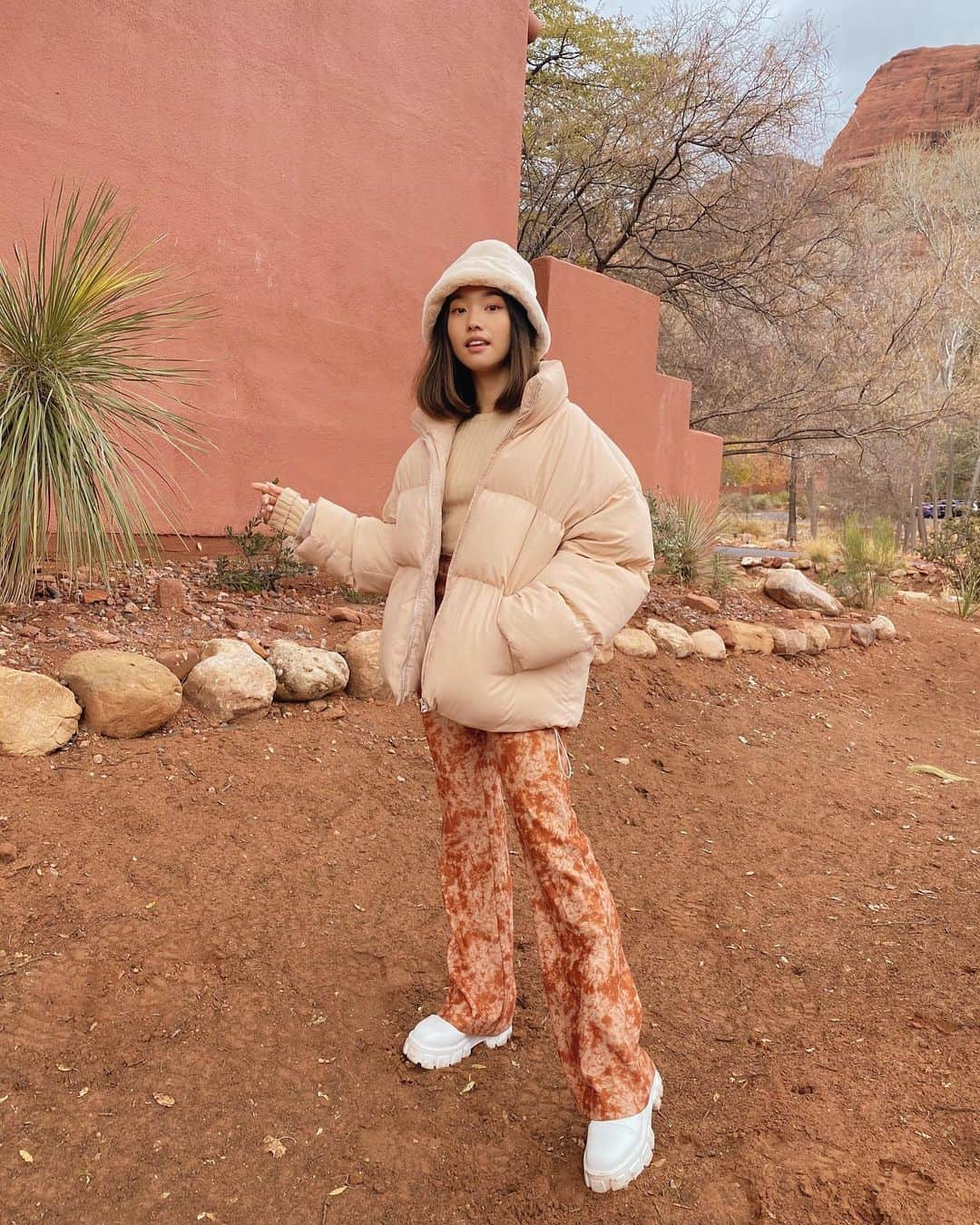 Jenn Imさんのインスタグラム写真 - (Jenn ImInstagram)「Bundled up in Sedona. 🥰 Still feeling recharged after this trip. I think I may believe in the efficacy of vortexes now. 😂」12月20日 1時35分 - imjennim