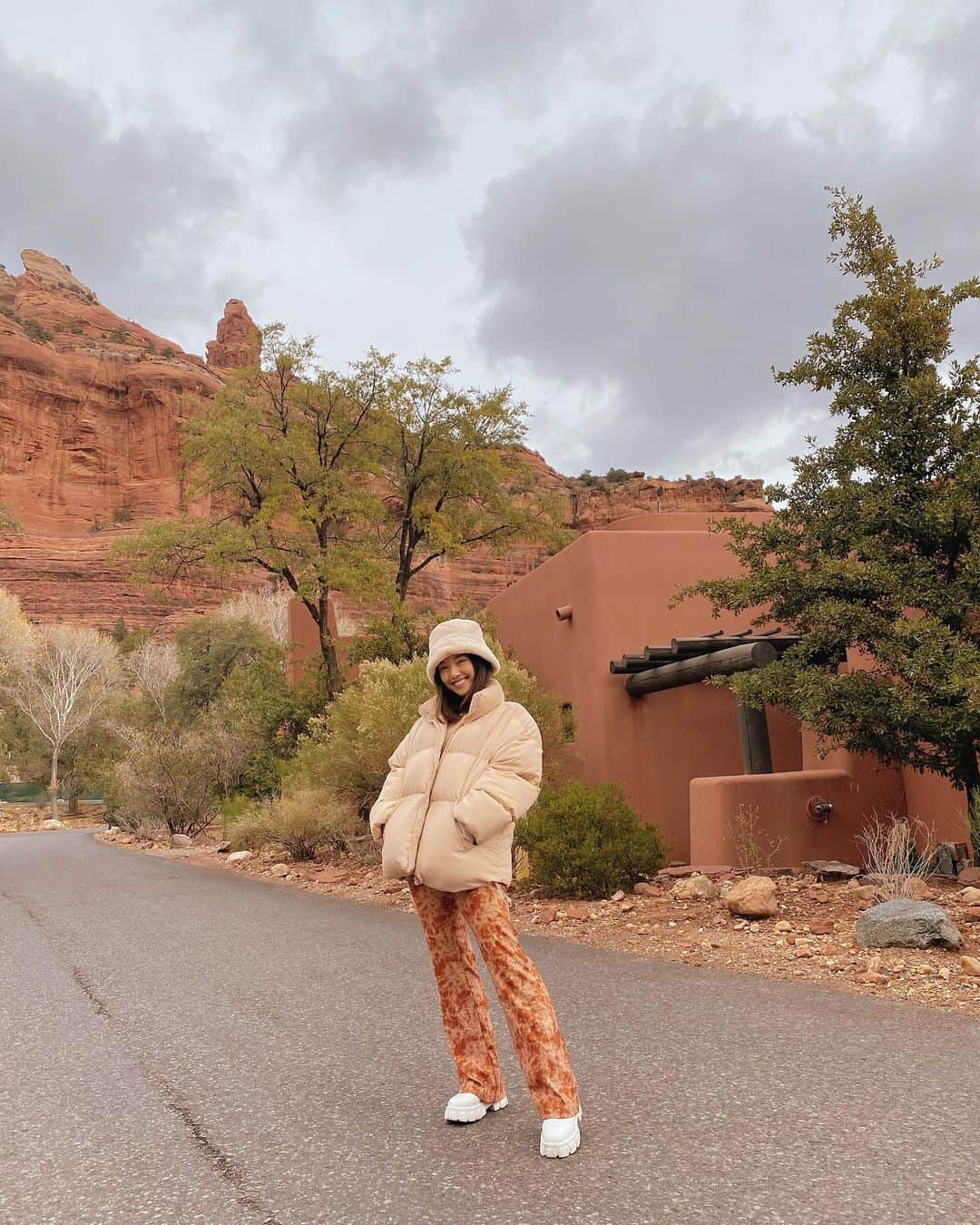 Jenn Imさんのインスタグラム写真 - (Jenn ImInstagram)「Bundled up in Sedona. 🥰 Still feeling recharged after this trip. I think I may believe in the efficacy of vortexes now. 😂」12月20日 1時35分 - imjennim