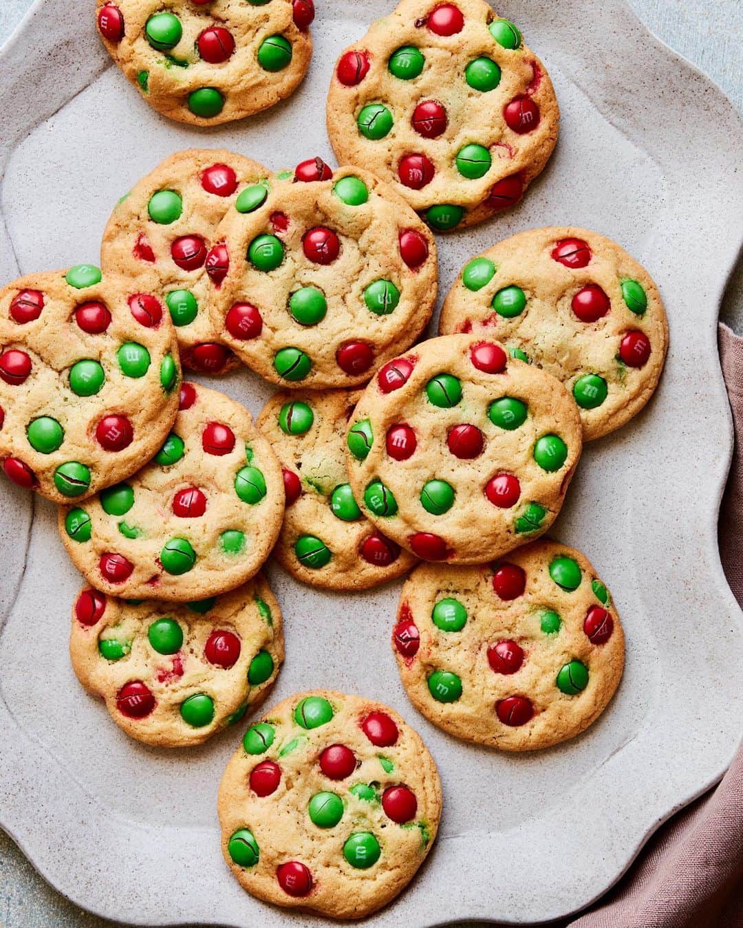Gaby Dalkinさんのインスタグラム写真 - (Gaby DalkinInstagram)「Christmas Cookie-ing all weekend long and these M&M Giant Gooey Cookies are first up and probs breakfast!! Just like those epic Mall cookies from the olden days 😂 Recipe is linked in my profile and PSA: you still have time to enter day 9, 10 and 11 of the 12 Days of WGC in my highlights!! Day 12 is next week and it’s INSANITY! https://whatsgabycooking.com/christmas-mm-cookies/」12月20日 1時46分 - whatsgabycookin