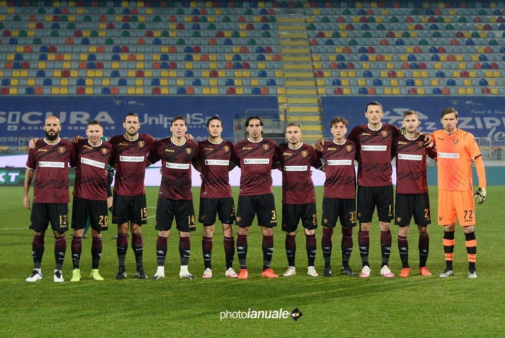 ノルベルト・ジェンベールのインスタグラム：「Forza granata 💪🇱🇻 @photo_ianuale #forzasalernitana #forzagranata #work #team #believe」