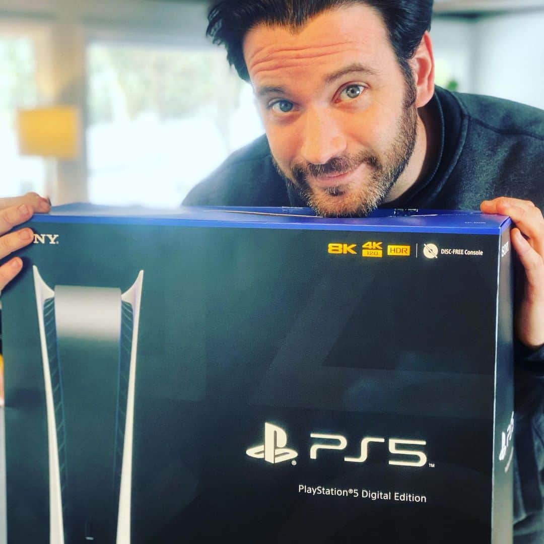 コリン・ドネルのインスタグラム：「Just got surprised by @pattimurin with an early Christmas gift and I think I scared the dogs with how loud I squealed. I know that there is no gaming on @bachelorabc @bacheloretteabc nights. Also thank you for the assist @jayex1225. • • Hello @playstation, welcome to your new home 🎮🎧.」