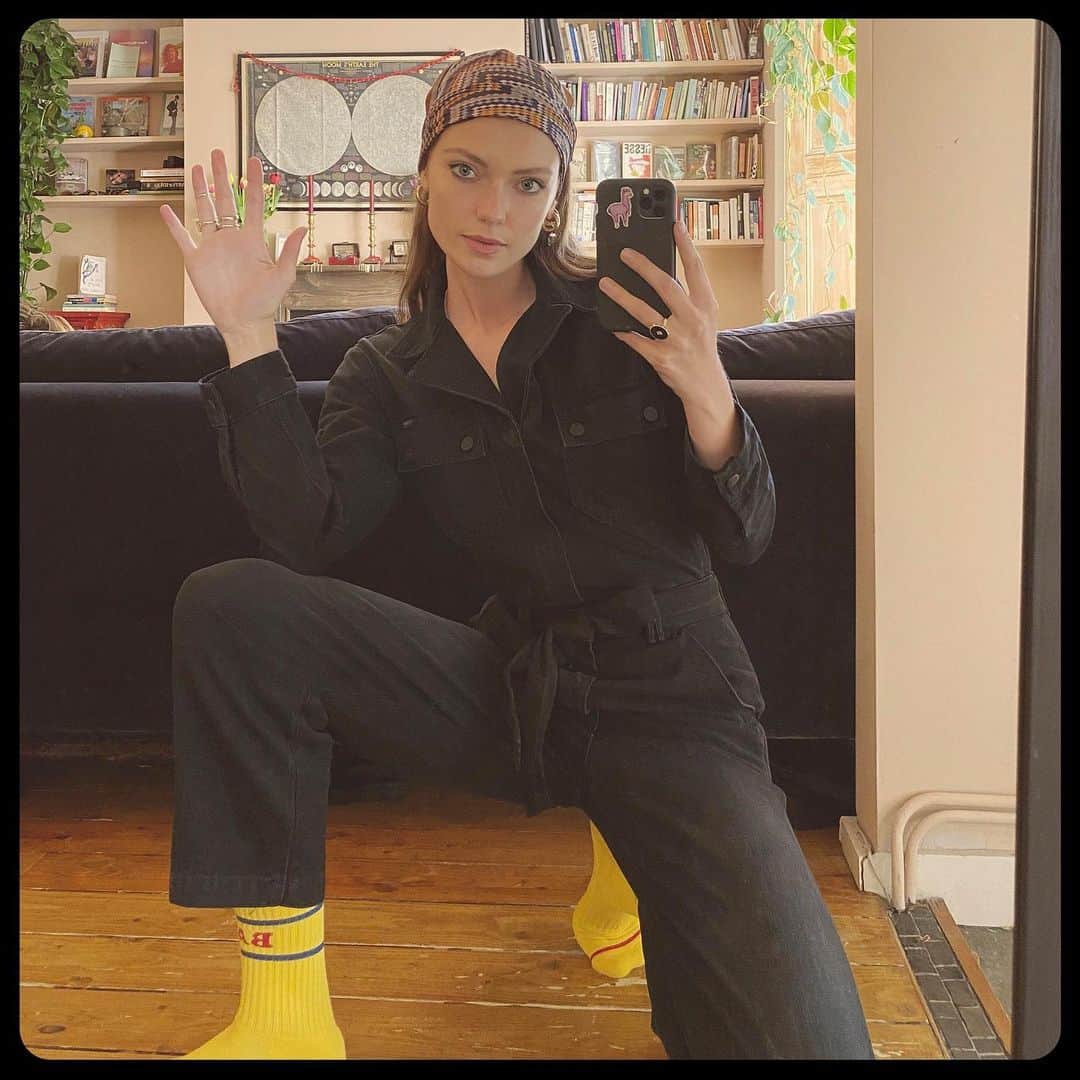 のインスタグラム：「Greetings From The Couch ✋」