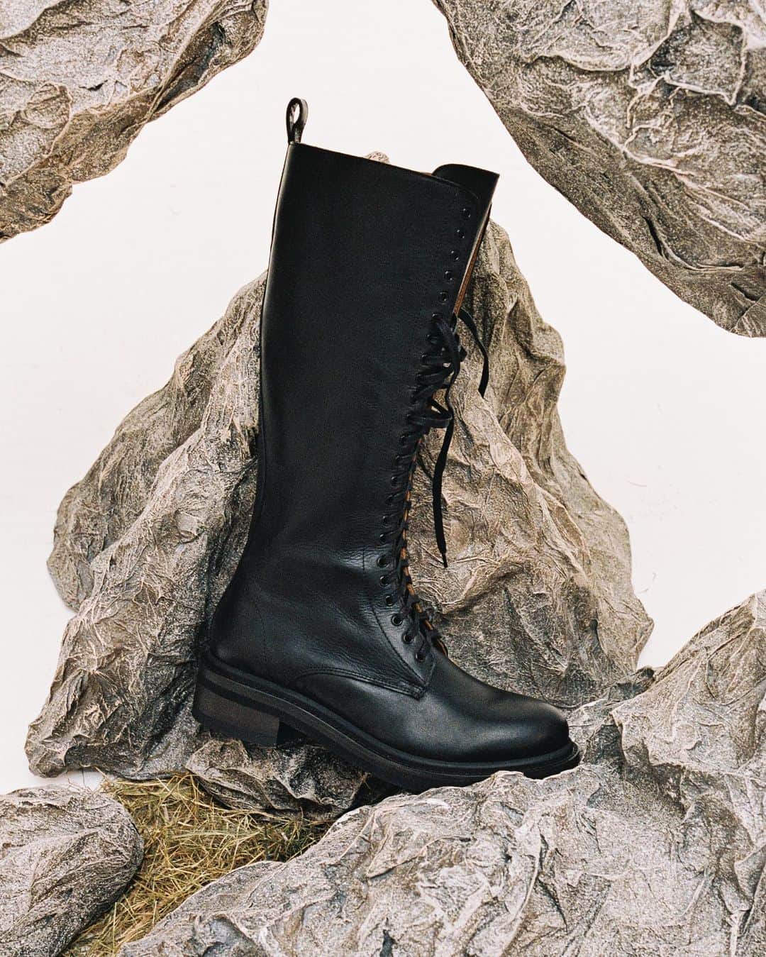 ブッテロさんのインスタグラム写真 - (ブッテロInstagram)「High boots, high standards.  Meet the  #Combat in black leather, your winter essential. #FW21 #buttero」12月20日 1時58分 - buttero_official