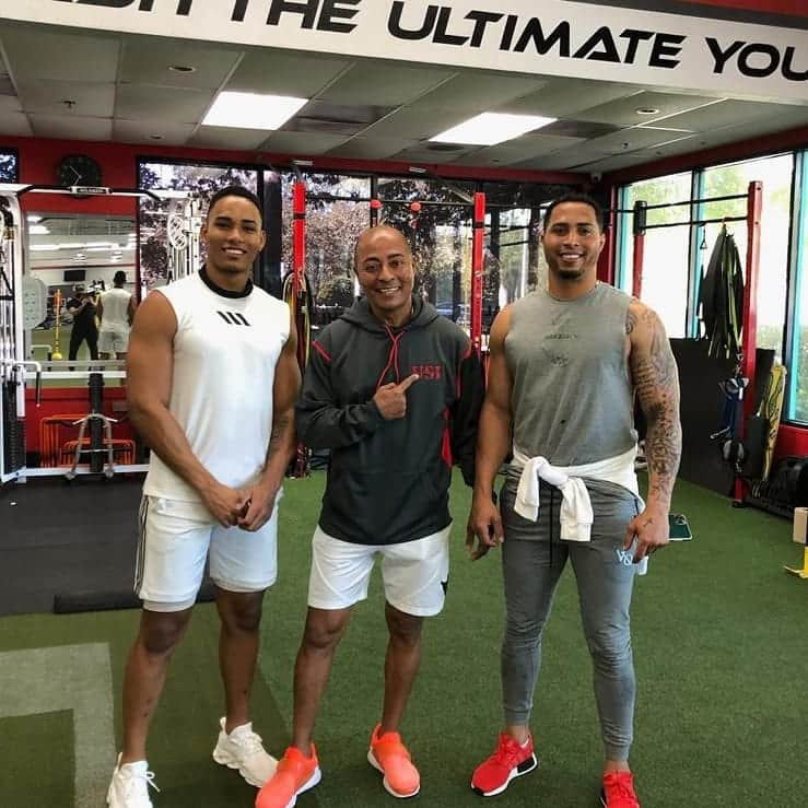 レオニス・マーティンのインスタグラム：「It is a family affair at @ultimatesports1 Training with ny father and brother.  Entrenando con mi padre y hermano.」