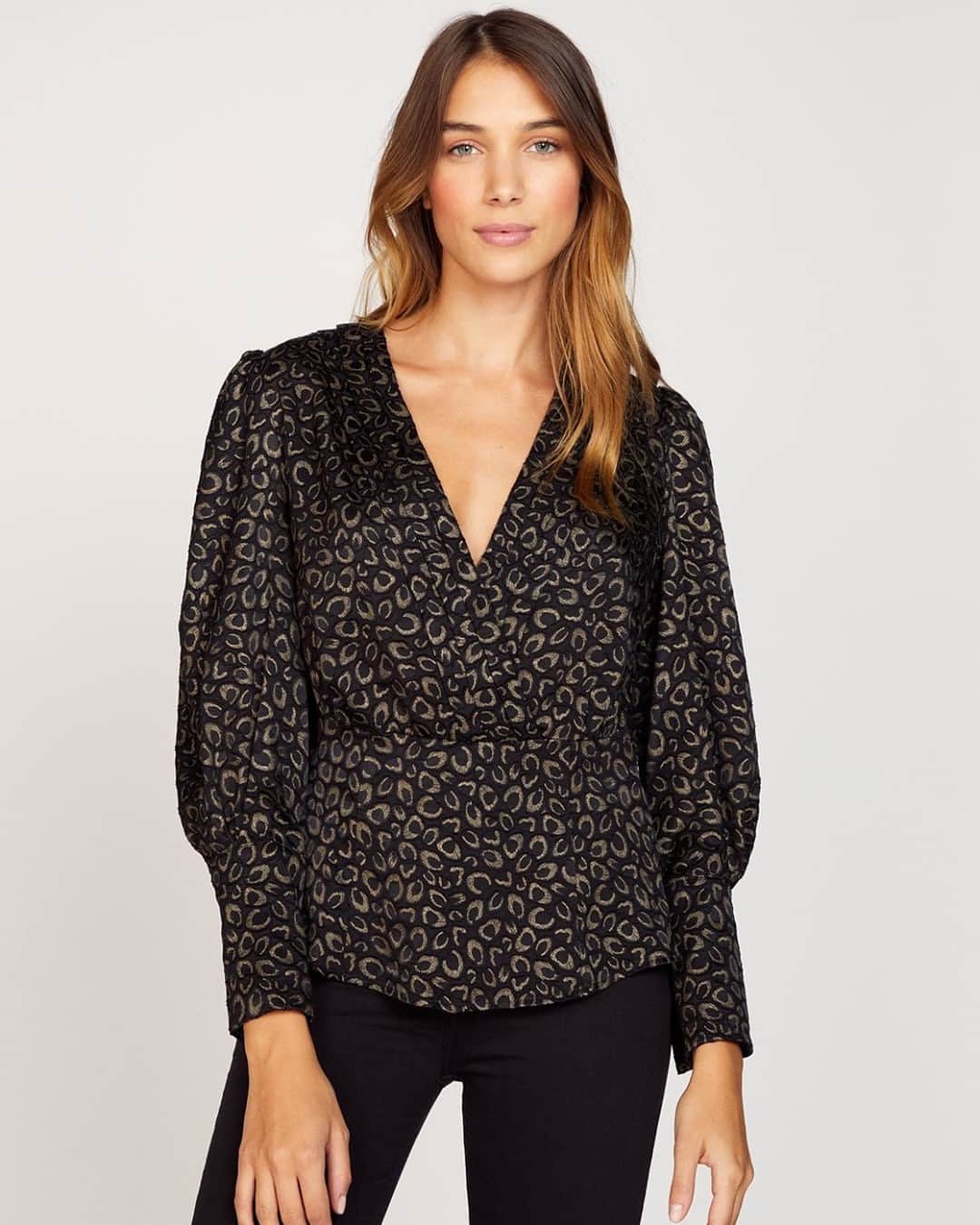 クーカイのインスタグラム：「La blouse brodée Paloma, on craque pour son imprimé animalier, ses manches longues bouffantes et sa taille cintrée.  #blouse #leopard #kookai」