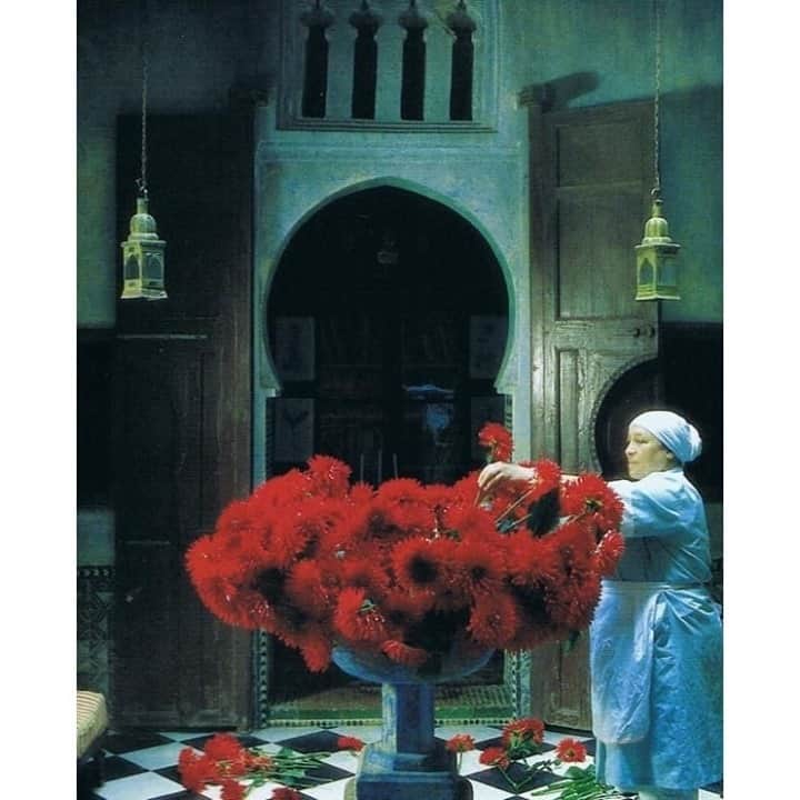アダムのインスタグラム：「Arranging dahlia's in Roberto Peregalli's Tangier home.」