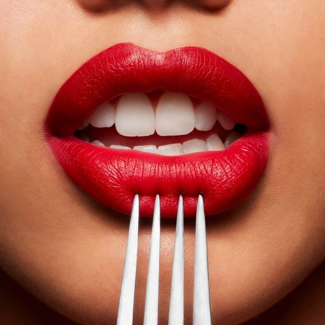 M·A·C Cosmetics UK & Irelandさんのインスタグラム写真 - (M·A·C Cosmetics UK & IrelandInstagram)「A lipstick that lasts through those Christmas munchies🍴 ⁠ ⁠ Say fork yeah to Retro Matte Liquid Lipcolour in Feels So Grand 💄⁠ #MACCosmeticsUK #ChristmasShopping #MACMinis #MACMustHaves #MACChristmas #BeautyGifting⁠ ⁠」12月20日 2時02分 - maccosmeticsuk