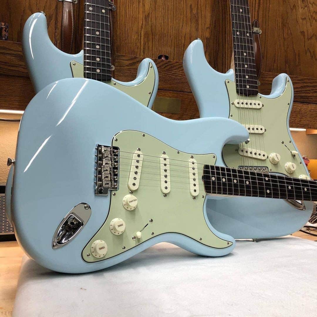 Fender Guitarさんのインスタグラム写真 - (Fender GuitarInstagram)「Take a good look at this trio of '61 Sonic Blue Stratocasters from @fendercustomshop Master Builder @paul_waller_fender. Triple the fun for your #Stratuday!」12月20日 2時00分 - fender