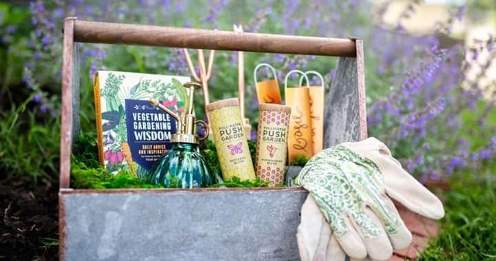 HGTVさんのインスタグラム写真 - (HGTVInstagram)「Break out of your gift-giving rut with our big list of 43 unique gift basket ideas. 😍 ⁠ ⁠ Give your favorite grower a fresh new set of pretty-yet-practical tools and garden goodies packaged in a rustic, moss-filled toolbox. 👩‍🌾 We're smitten with these copper hand tools, green glass plant mister and oh-so-sweet veggie gardening guide penned by HGTV editorial director @kellysmithtrimble 👏 🌿⁠ ⁠ Buying for a movie buff? 🍿 Tea aficionado? 🍵 Crafty kiddo? ✂️ We've got suggestions for them all! You'll find all 43 awesome DIY holiday gift basket ideas when you go to the link in our bio (and click on this photo there). 🔝 Happy last-minute gifting! 🙌 🎅⁠ ⁠ #HowToHoliday #holiday #holidaygifts #diygiftbasket #shopping」12月20日 2時02分 - hgtv