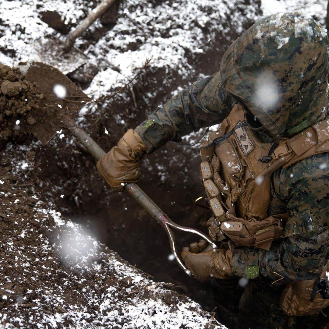 アメリカ海兵隊さんのインスタグラム写真 - (アメリカ海兵隊Instagram)「Hunker Down  Lance Cpl. Lucas Mitchell, a rifleman with @3dmardiv, digs a fighting hole during Forest Light Eastern Army in mainland Japan.   The annual bilateral training exercise strengthens the readiness of the U.S. Marine Corps and Japan Ground Self-Defense Force to deter aggression and defeat any threat. (U.S. Marine Corps photo by Lance Cpl. Scott Aubuchon)   #USMC #Marines #Military #FreeAndOpenIndoPacific」12月20日 2時02分 - marines