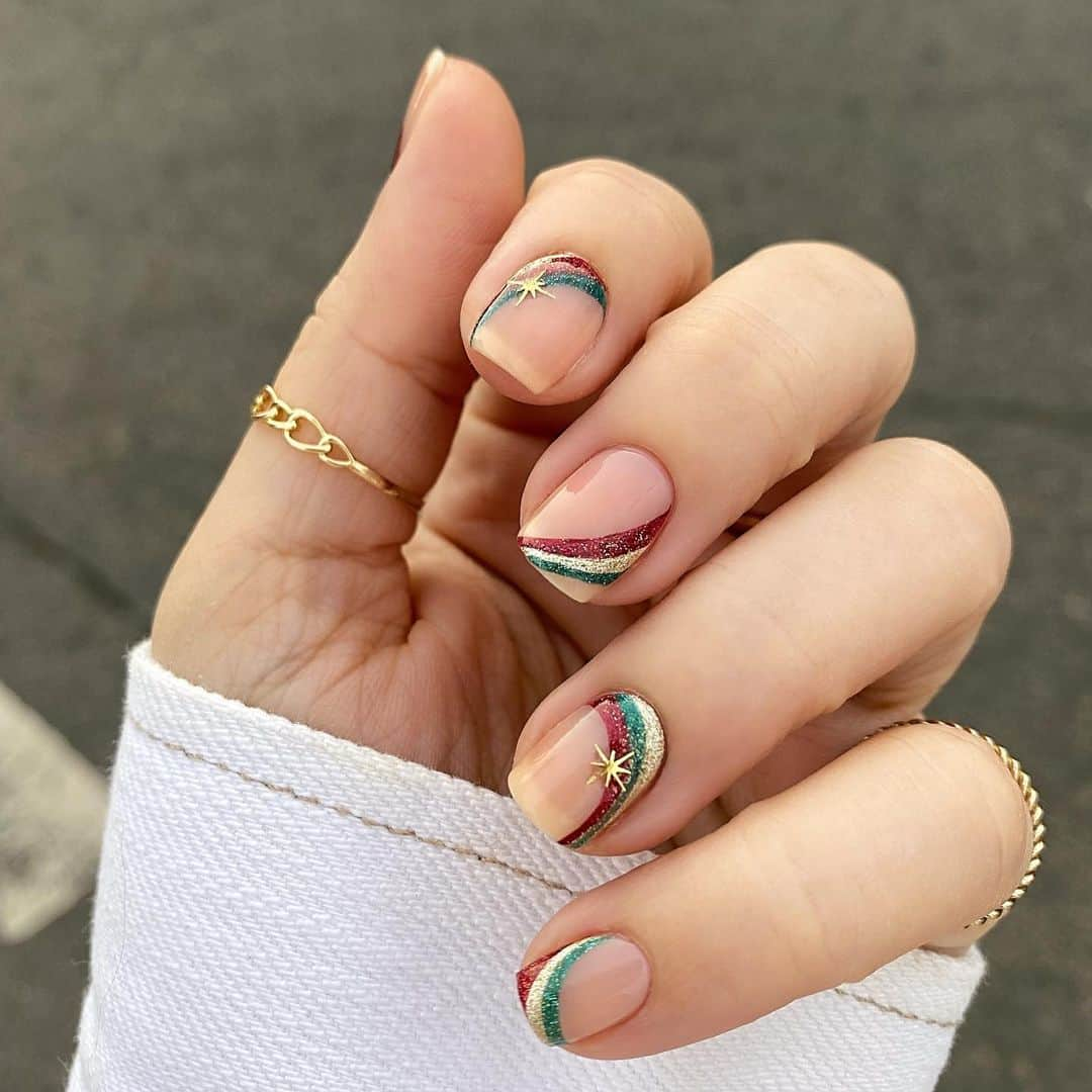 Soniaのインスタグラム：「These might be my fav Xmas nails this year😍🎄 inspired by @sophies_nails20✨ - Sparkles: @deco.miami decals Thumb Ring: @stoneandstrand」