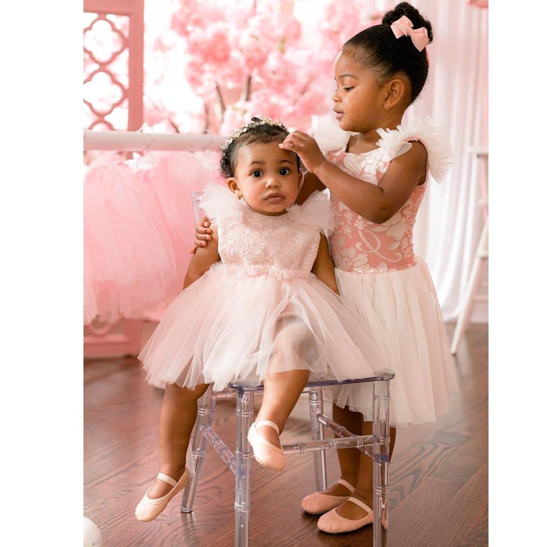 シャネル・イマンのインスタグラム：「Cali getting her little sister ready for her party 💗 🎀🩰 📸 @the.family.lab @kbellesdesign  @babyblissprops」