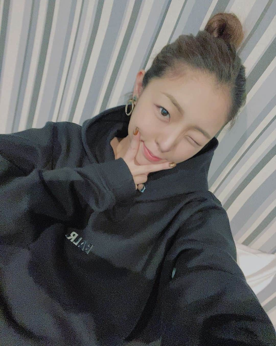 川崎美海のインスタグラム：「今年もあと少し。 頑張りましょうっ👊 #若い子ぶって裏ピース」