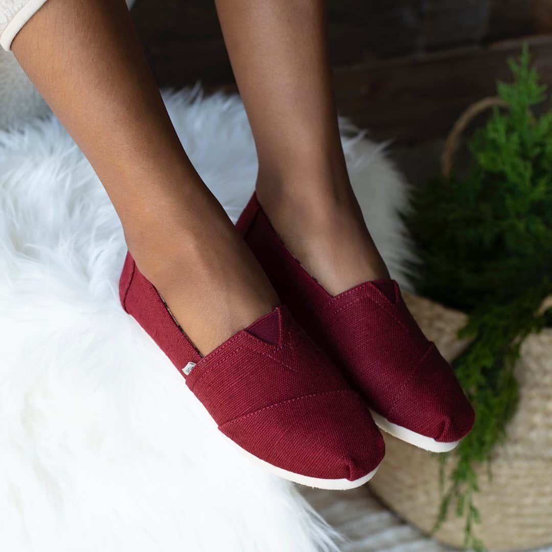 トムズシューズのインスタグラム：「We’re seeing red in all the right ways. Our classic Alpargata, now in new shades.   For every $3 we make, we’ll give $1 away.」