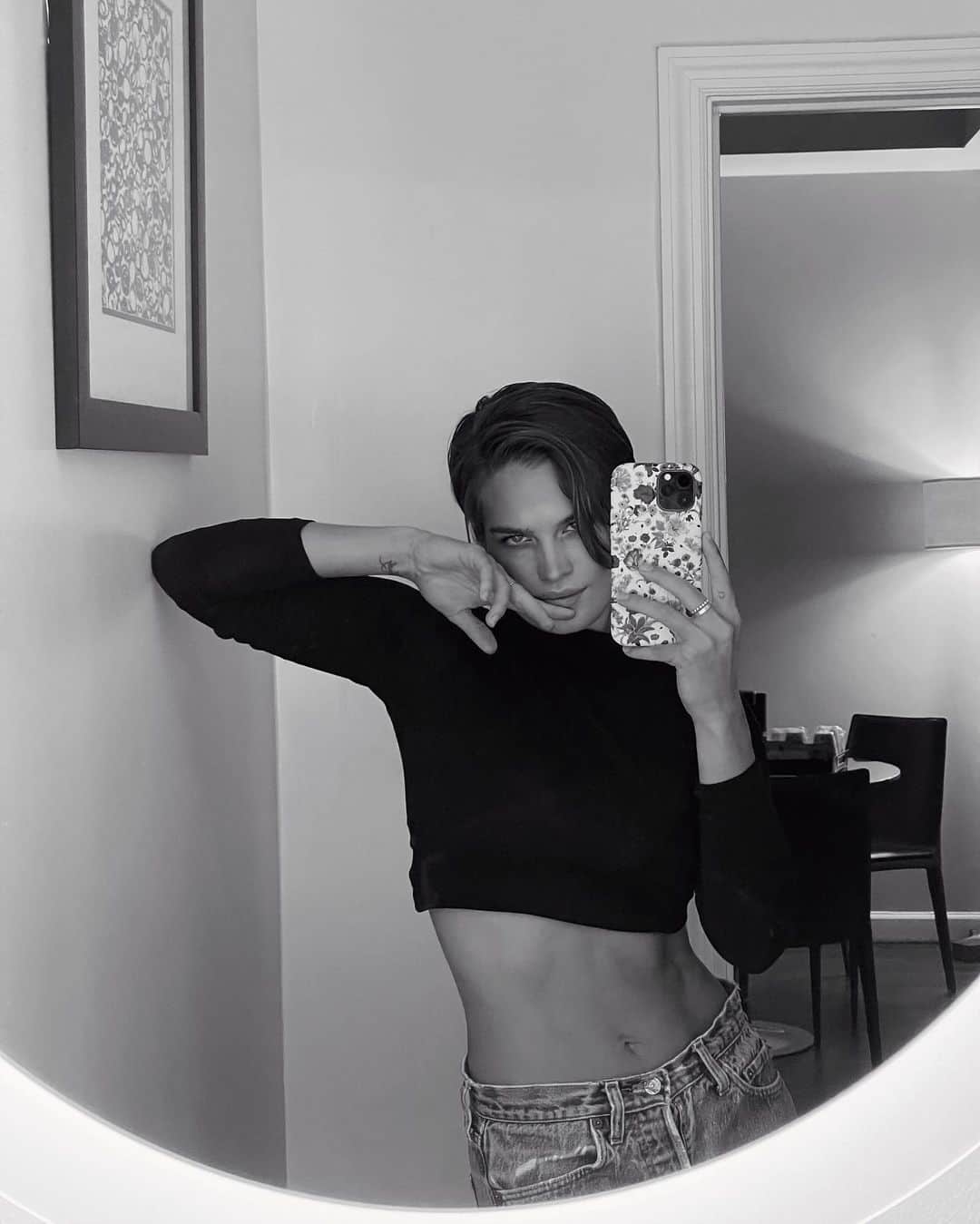 ストーミ・ヘンレイのインスタグラム：「What y’all doin?」